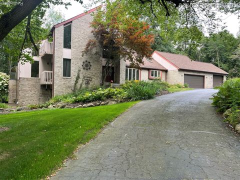 2862 FOXFIRE Drive Milford Charter Township MI 48380