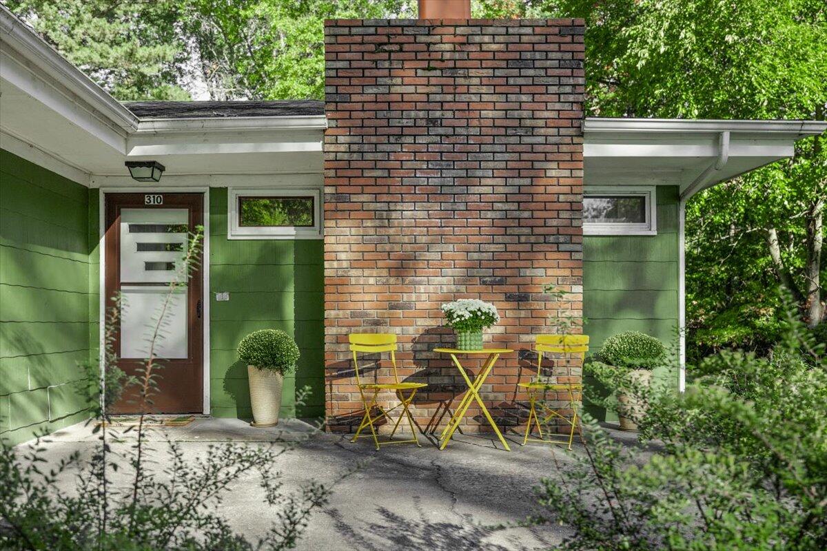 310 W Detroit Street