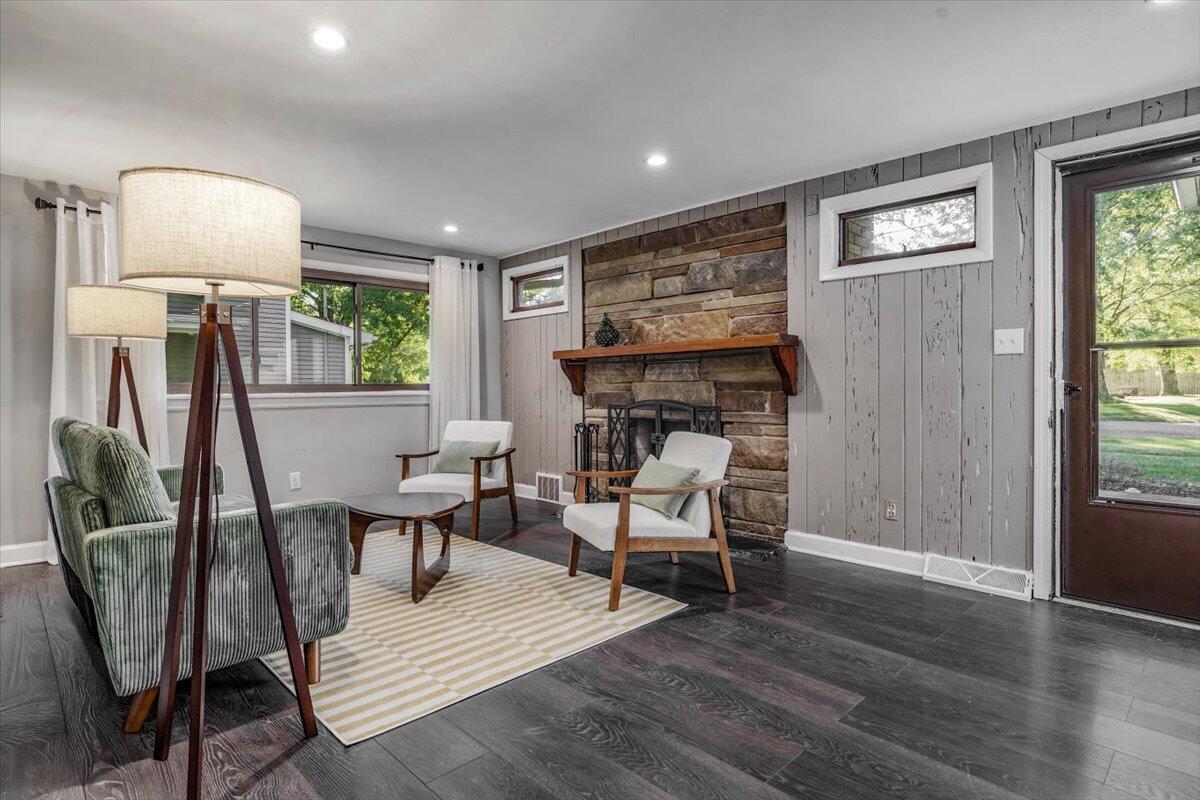 310 W Detroit Street