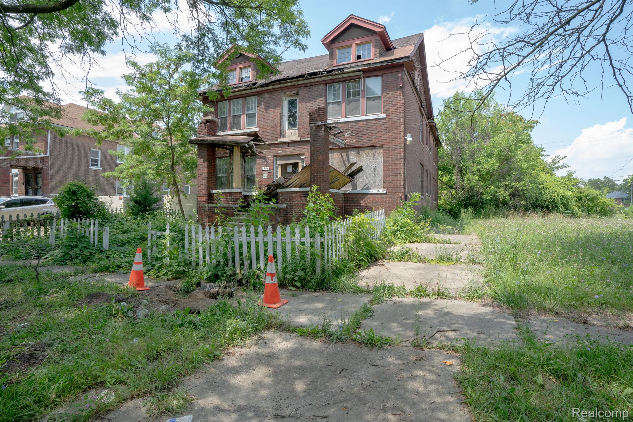 2302 W Grand Street