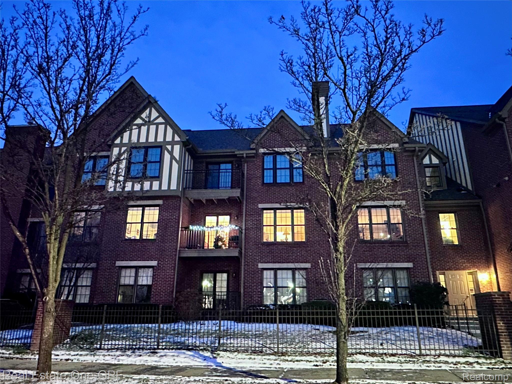 26 Pointe Park Place 303