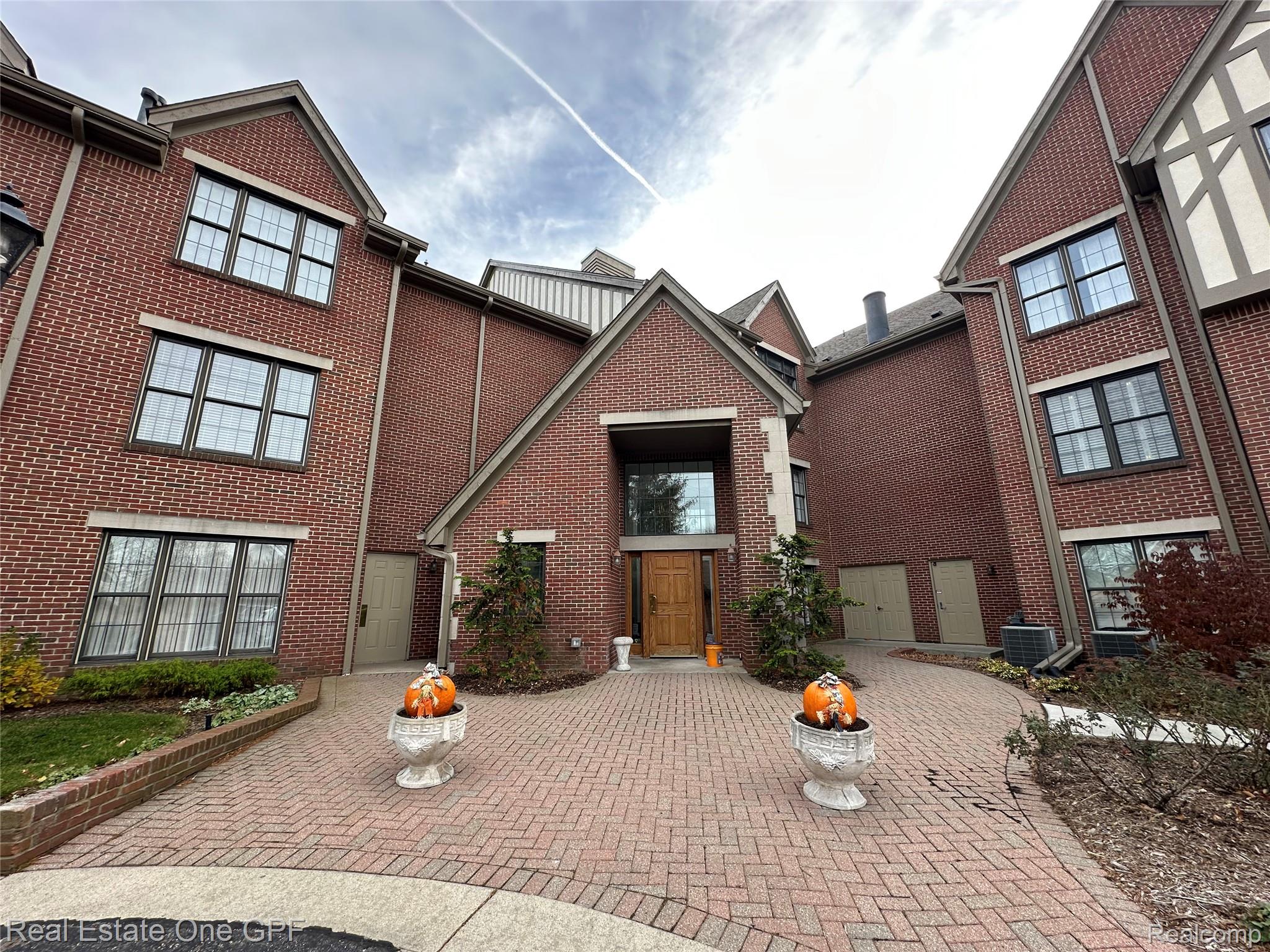 26 Pointe Park Place 303