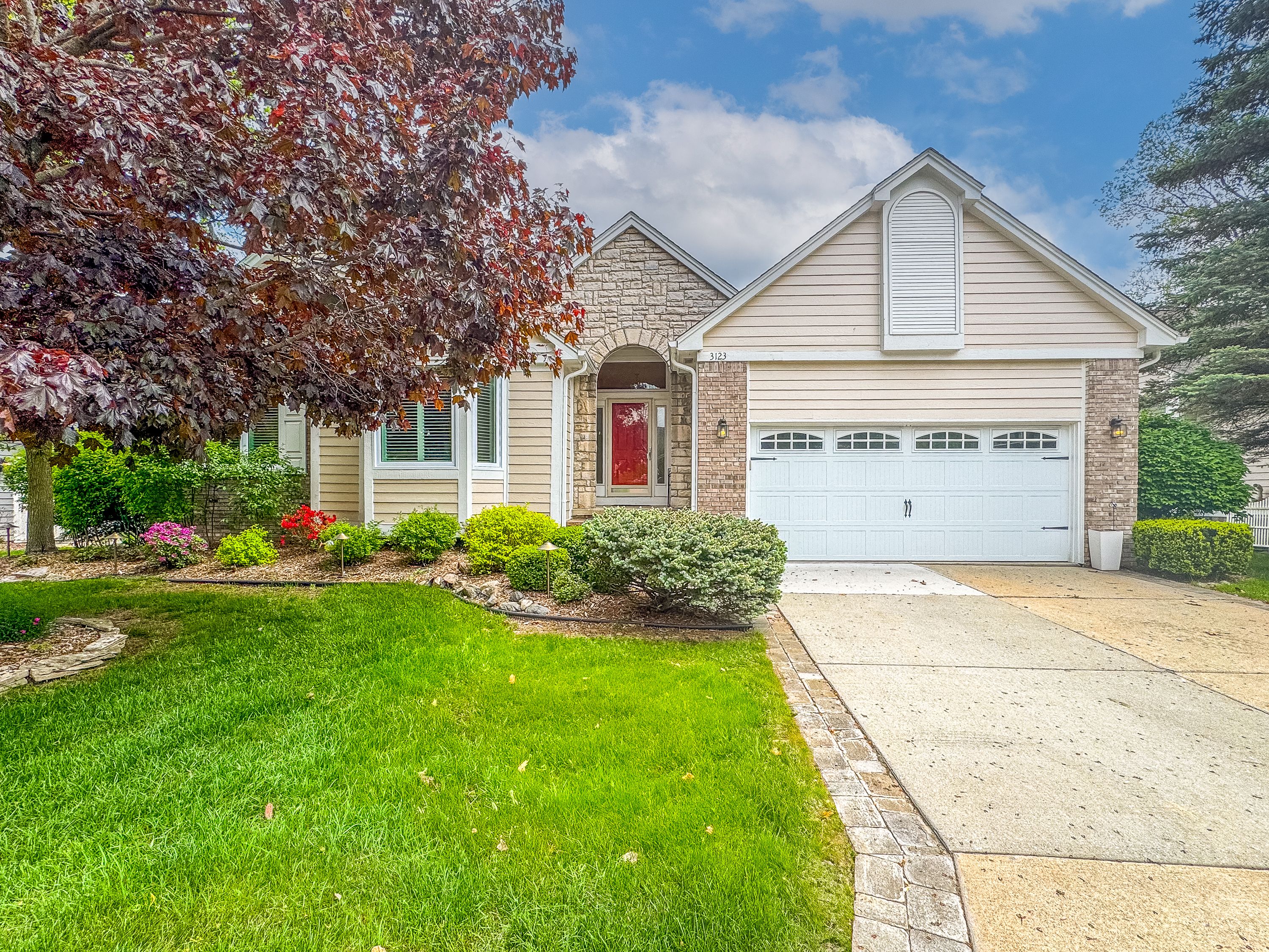 Rochester Hills City, Michigan 48309, United States, 3 Bedrooms Bedrooms, ,4 BathroomsBathrooms,Residential,Pending,132016