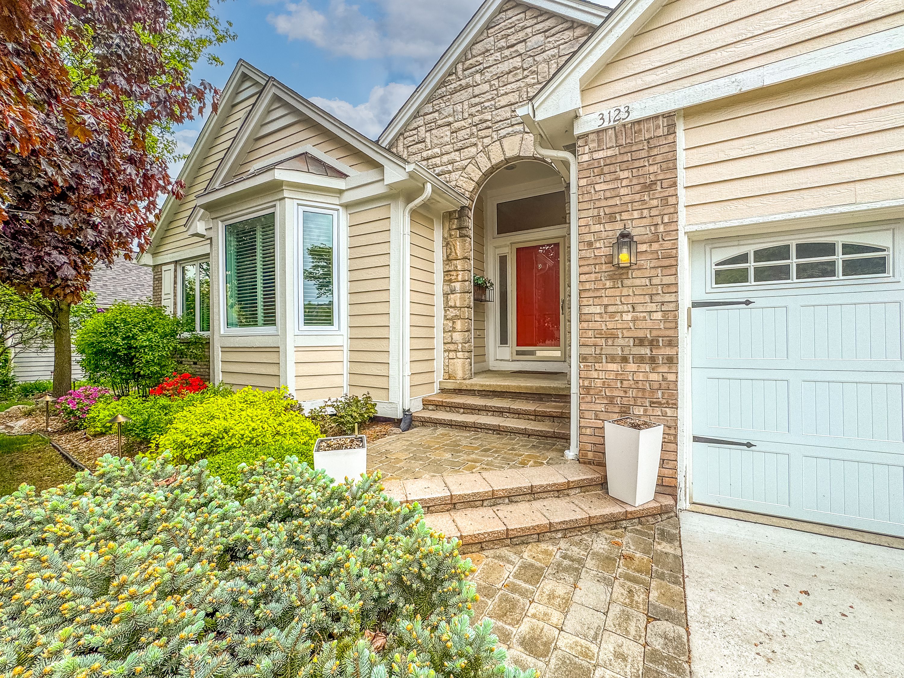 Rochester Hills City, Michigan 48309, United States, 3 Bedrooms Bedrooms, ,4 BathroomsBathrooms,Residential,Pending,132016