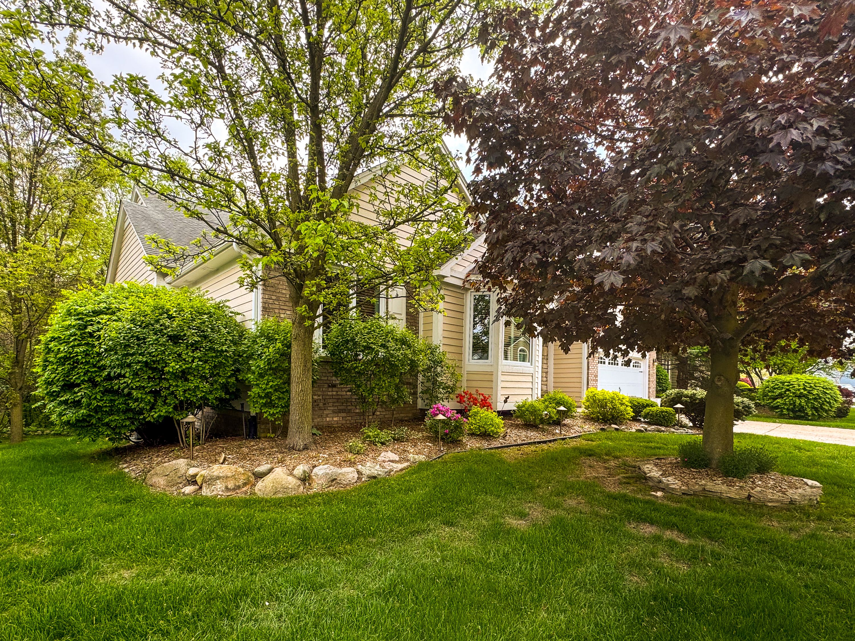 Rochester Hills City, Michigan 48309, United States, 3 Bedrooms Bedrooms, ,4 BathroomsBathrooms,Residential,Pending,132016