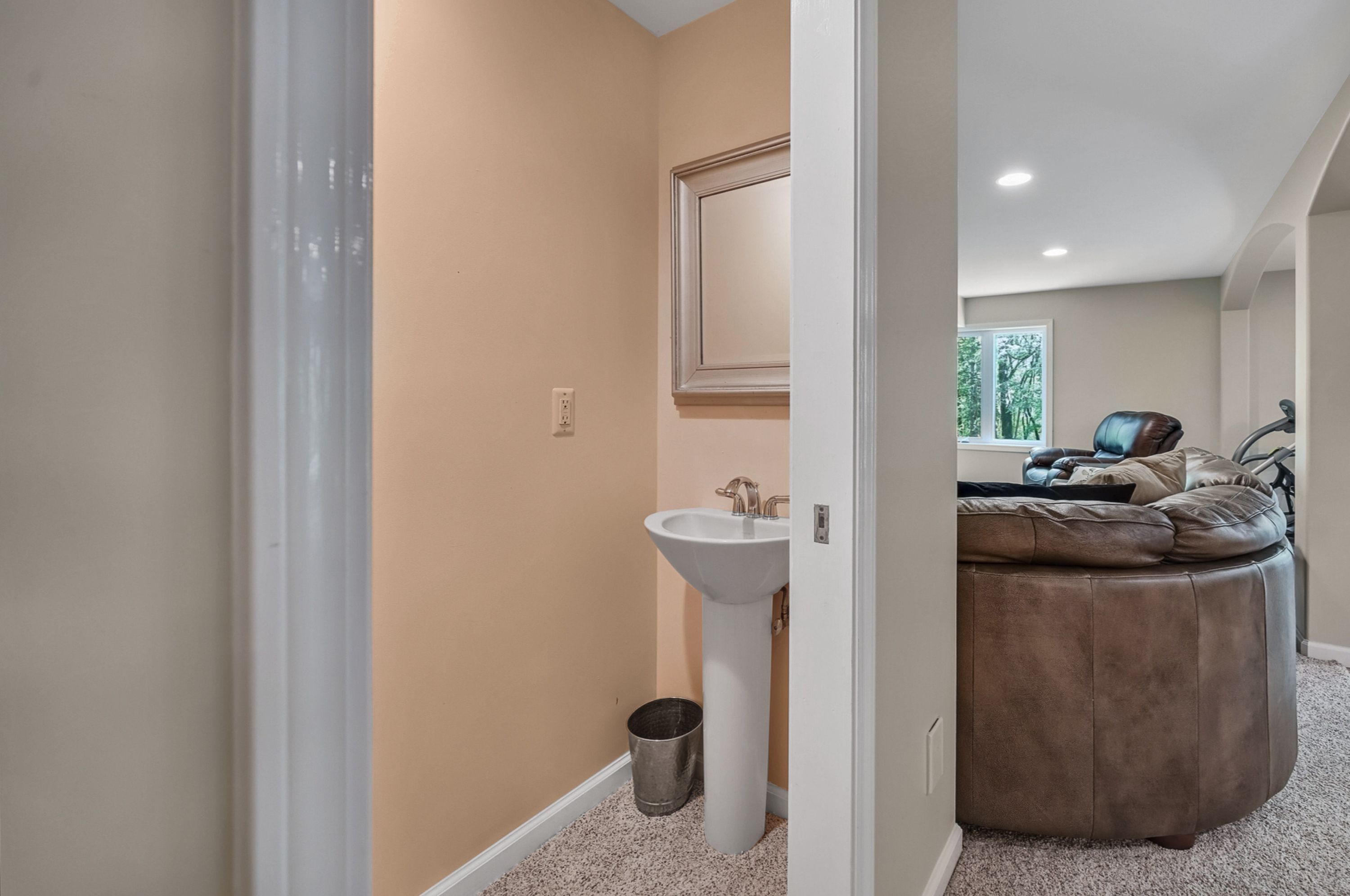 Rochester Hills City, Michigan 48309, United States, 3 Bedrooms Bedrooms, ,4 BathroomsBathrooms,Residential,Pending,132016