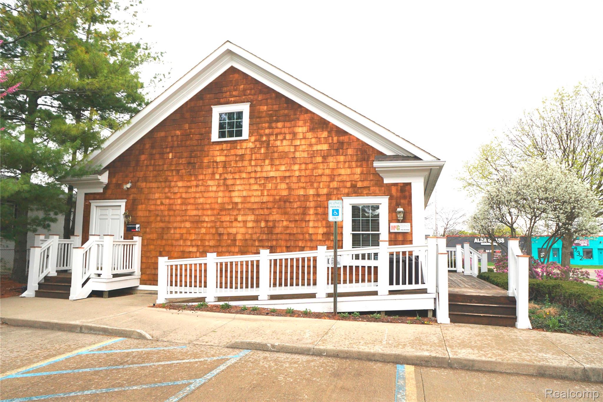 907 W 14 Mile Road