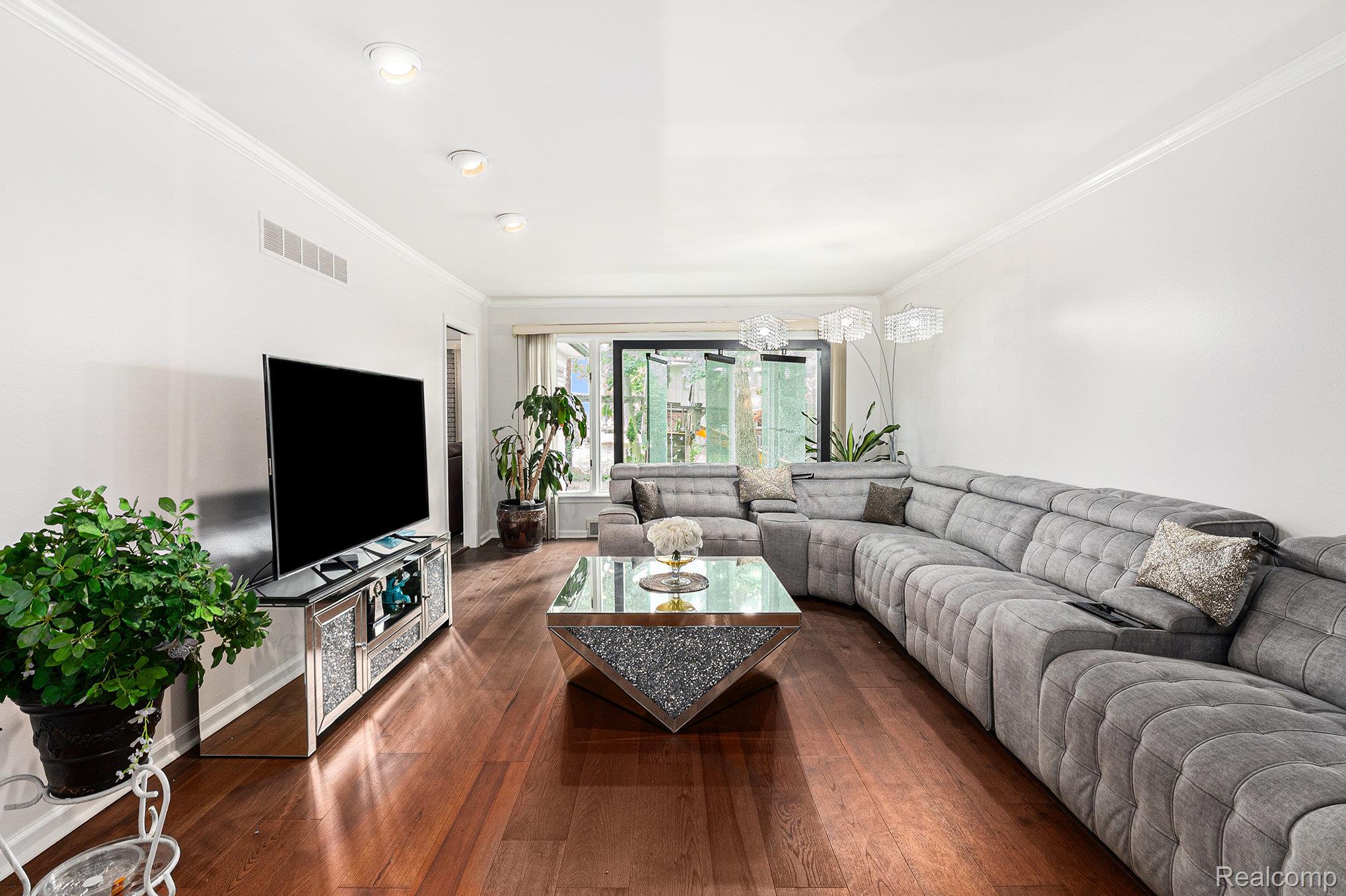 Southfield City, Michigan 48034, United States, 4 Bedrooms Bedrooms, ,3 BathroomsBathrooms,Residential,Active,191904