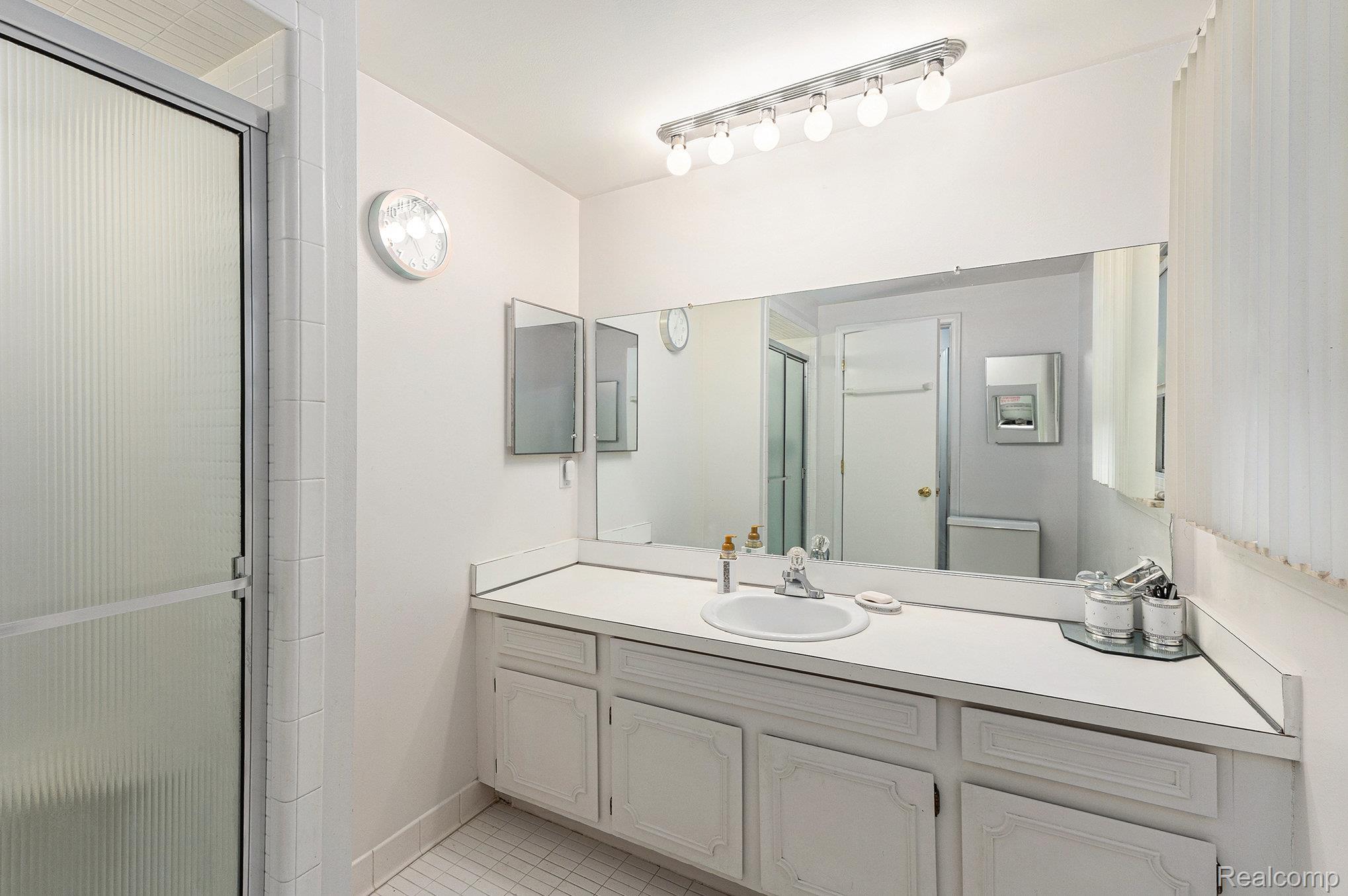 Southfield City, Michigan 48034, United States, 4 Bedrooms Bedrooms, ,3 BathroomsBathrooms,Residential,Active,191904