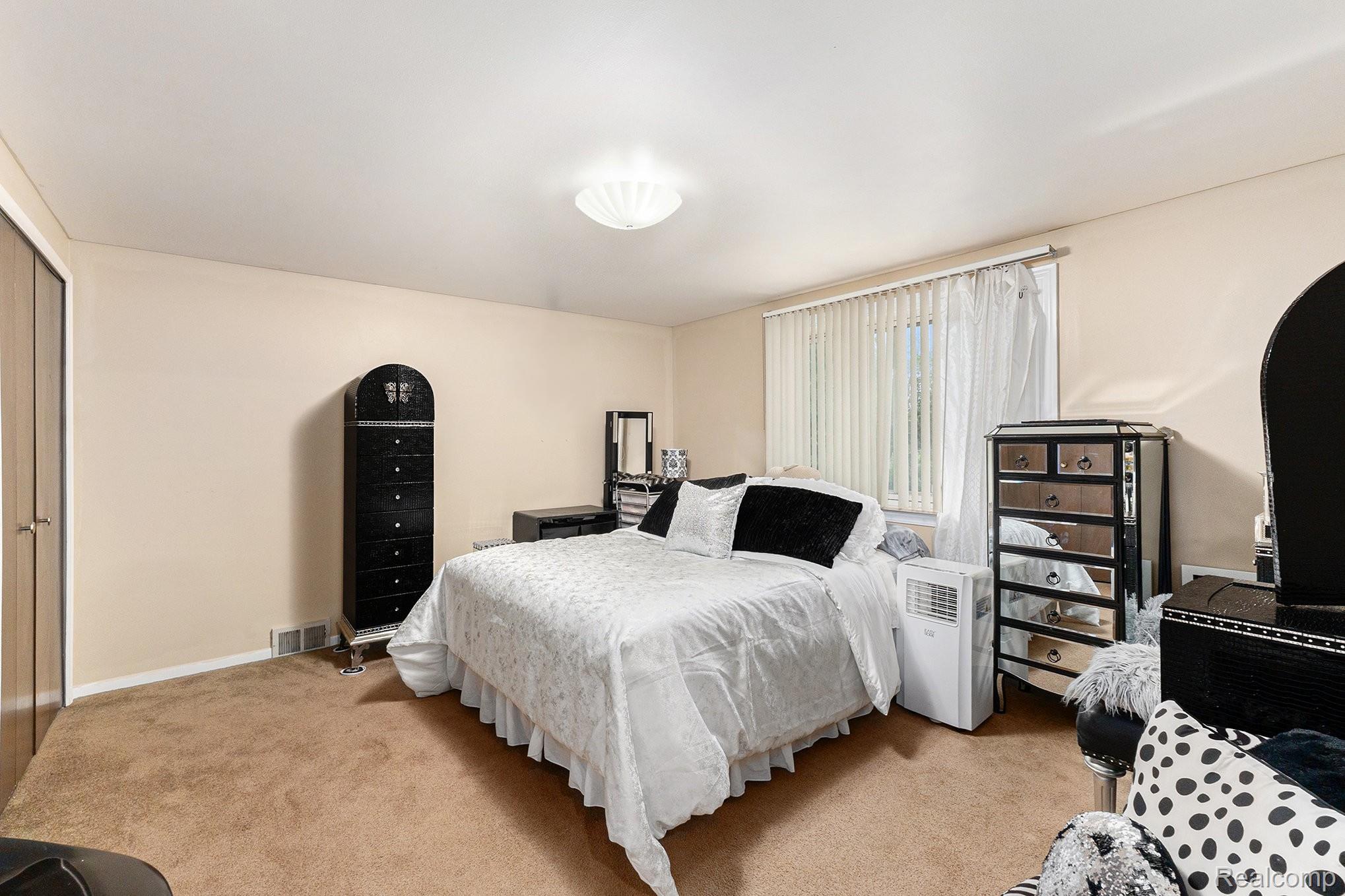 Southfield City, Michigan 48034, United States, 4 Bedrooms Bedrooms, ,3 BathroomsBathrooms,Residential,Active,191904