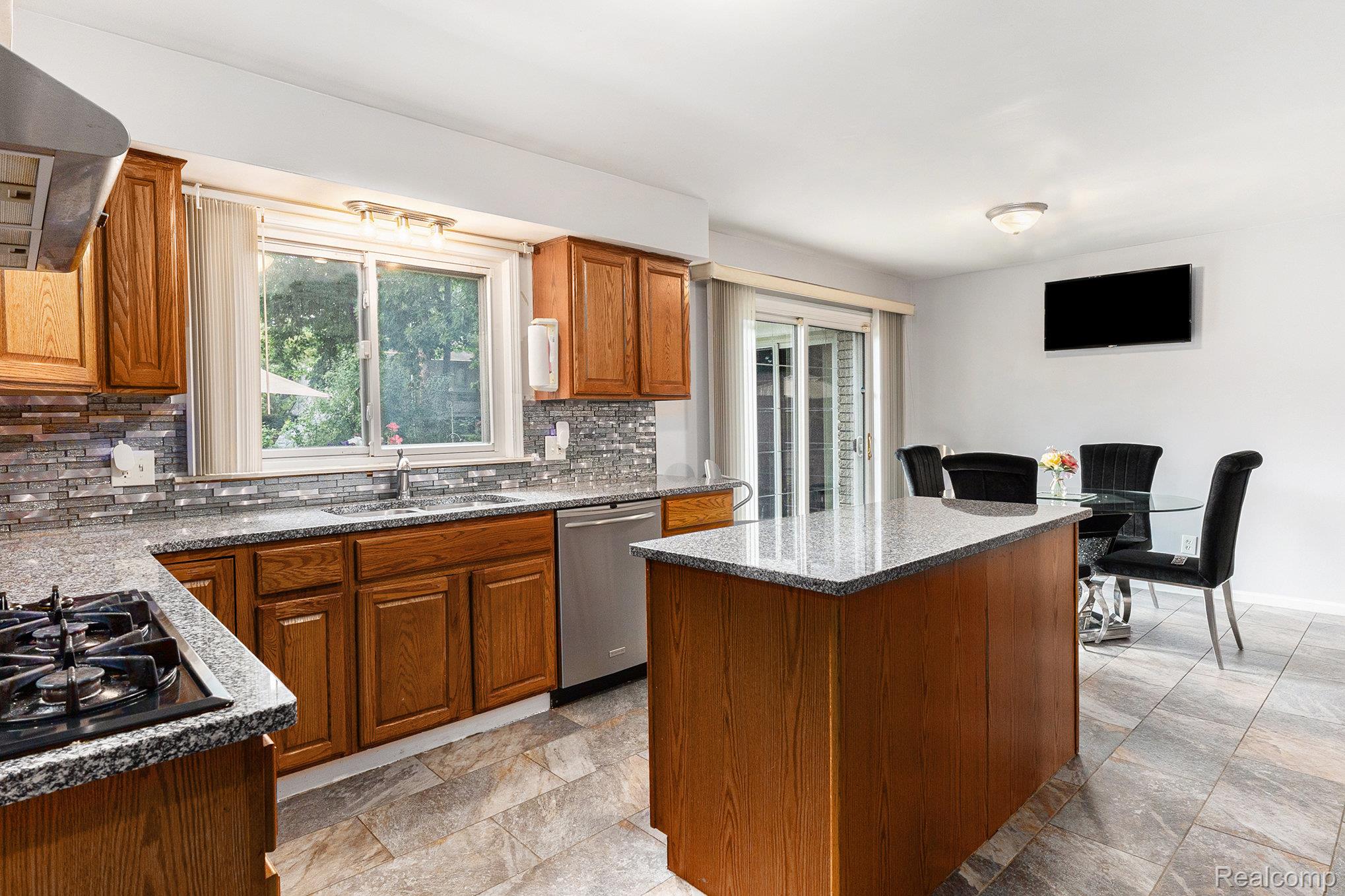 Southfield City, Michigan 48034, United States, 4 Bedrooms Bedrooms, ,3 BathroomsBathrooms,Residential,Active,191904