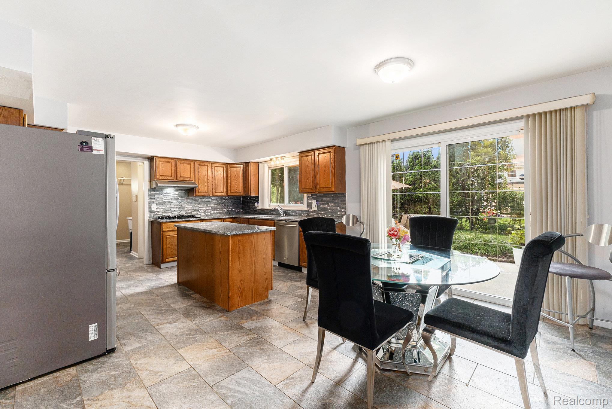 Southfield City, Michigan 48034, United States, 4 Bedrooms Bedrooms, ,3 BathroomsBathrooms,Residential,Active,191904