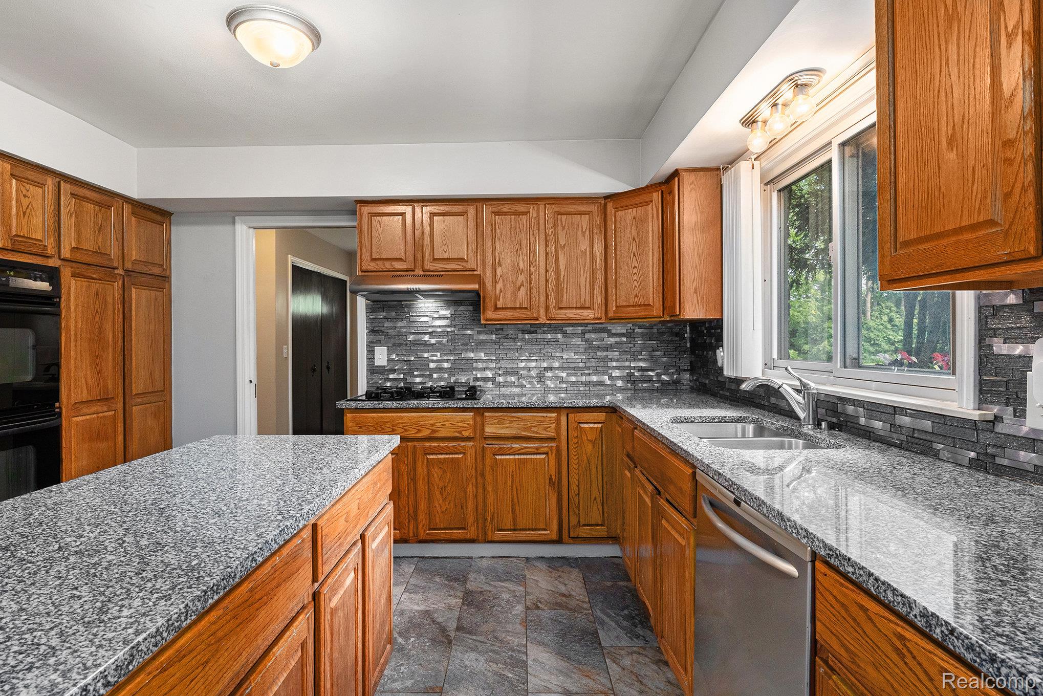 Southfield City, Michigan 48034, United States, 4 Bedrooms Bedrooms, ,3 BathroomsBathrooms,Residential,Active,191904