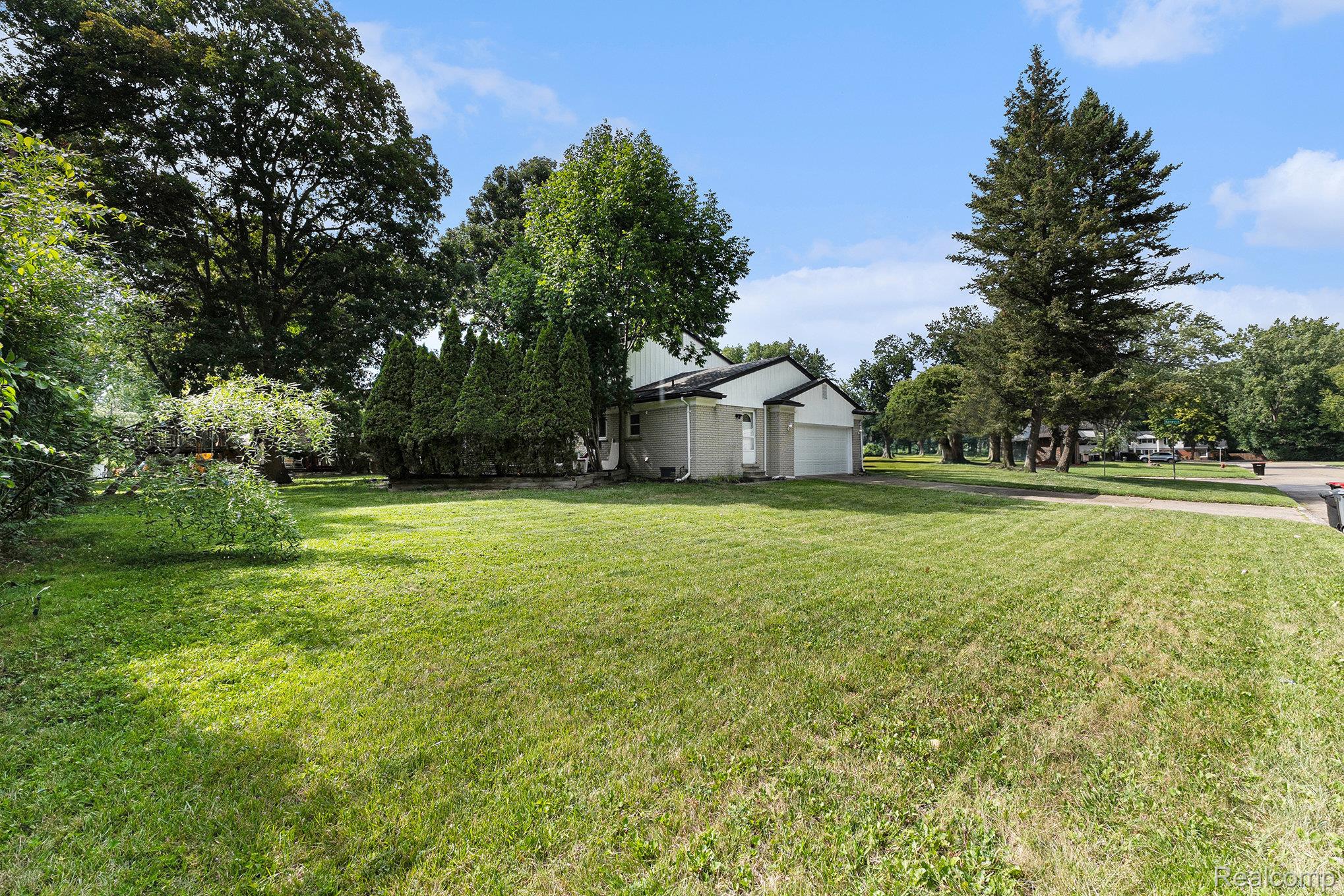 Southfield City, Michigan 48034, United States, 4 Bedrooms Bedrooms, ,3 BathroomsBathrooms,Residential,Active,191904