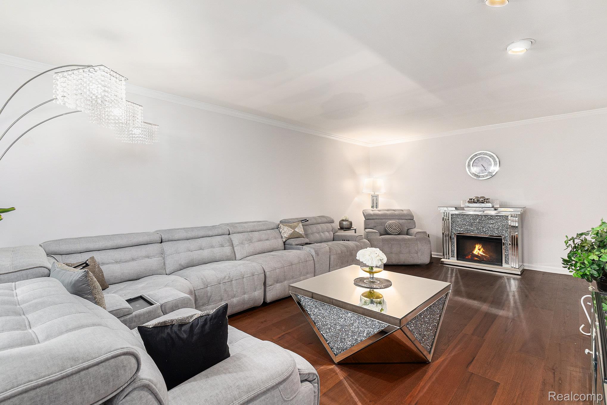 Southfield City, Michigan 48034, United States, 4 Bedrooms Bedrooms, ,3 BathroomsBathrooms,Residential,Active,191904