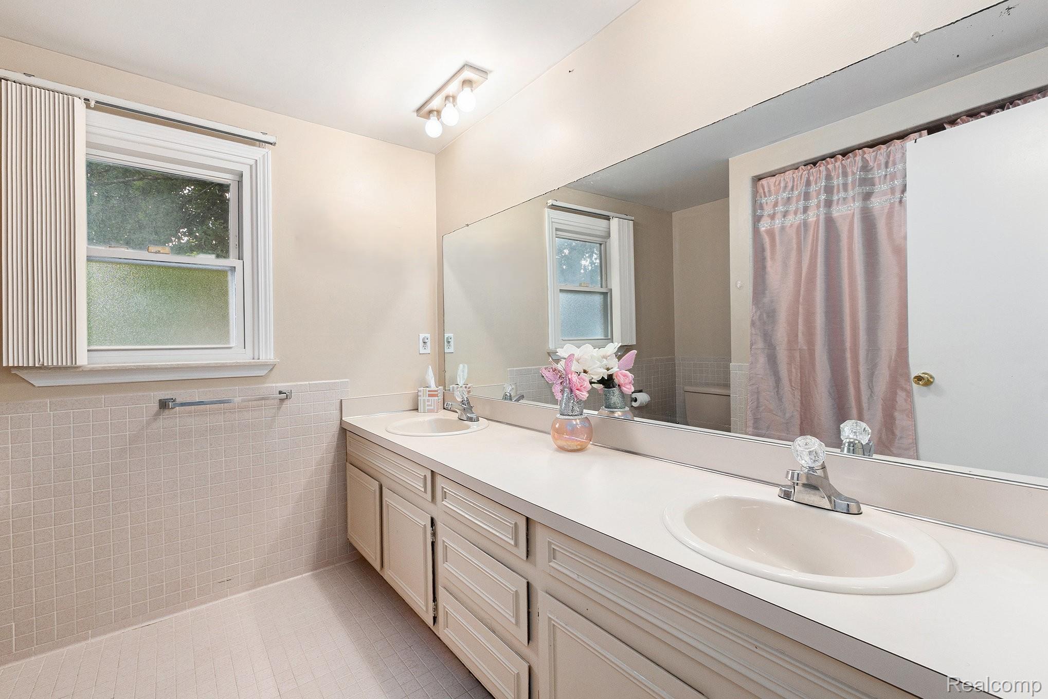 Southfield City, Michigan 48034, United States, 4 Bedrooms Bedrooms, ,3 BathroomsBathrooms,Residential,Active,191904