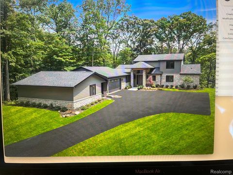 3511 LAKECREST Drive Bloomfield Charter Township MI 48304