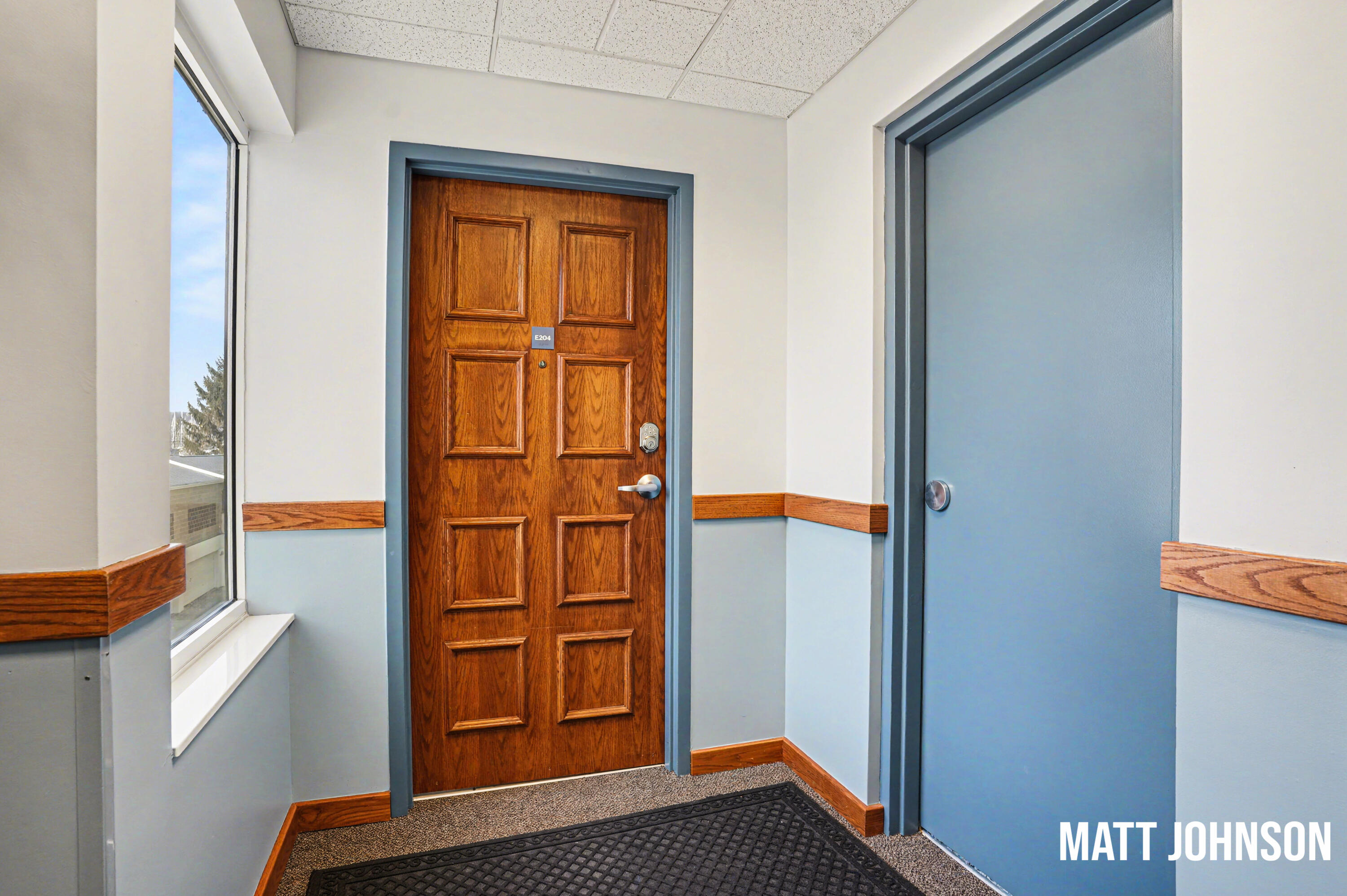 2964 Lakeshore Drive E 204