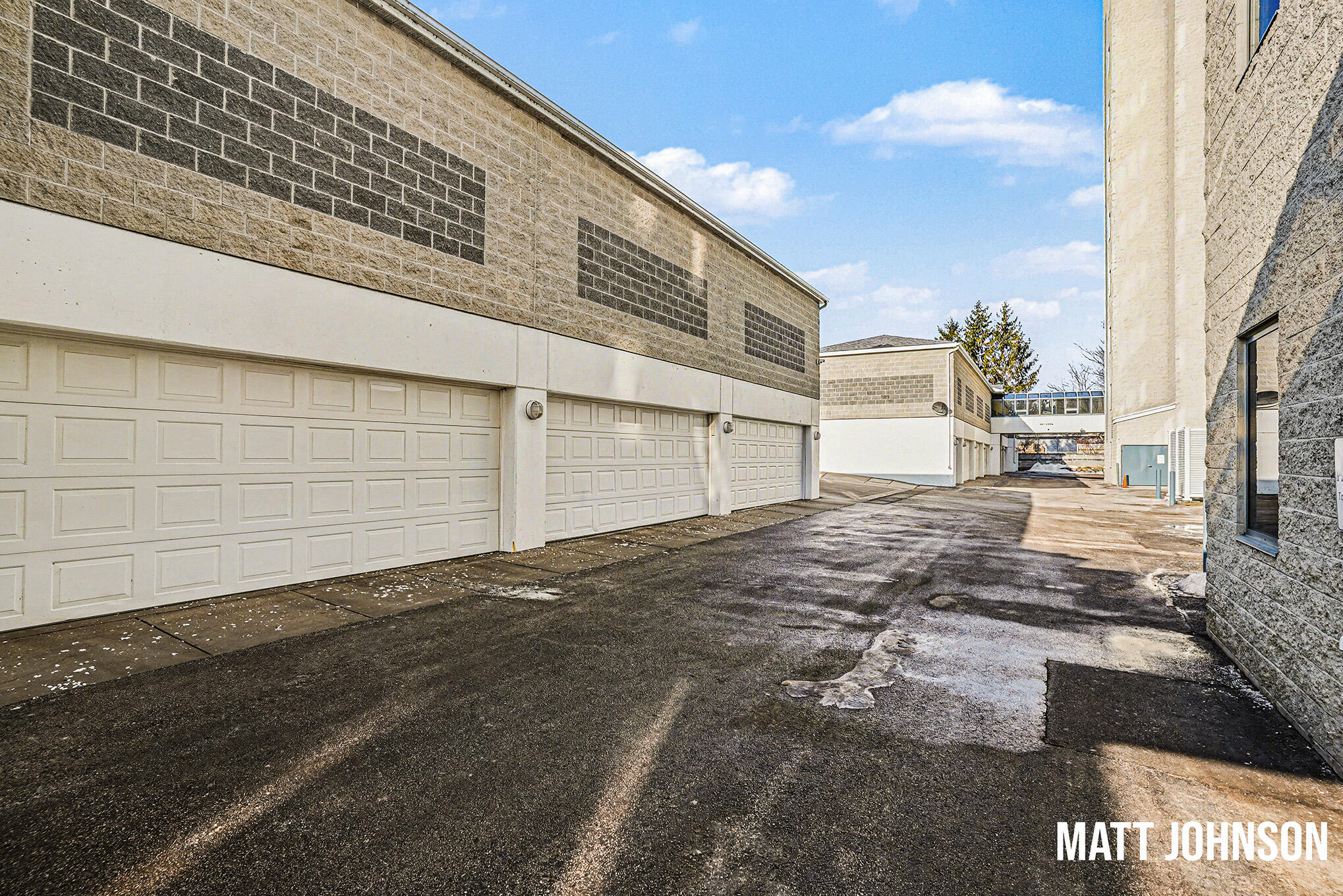 2964 Lakeshore Drive E 204