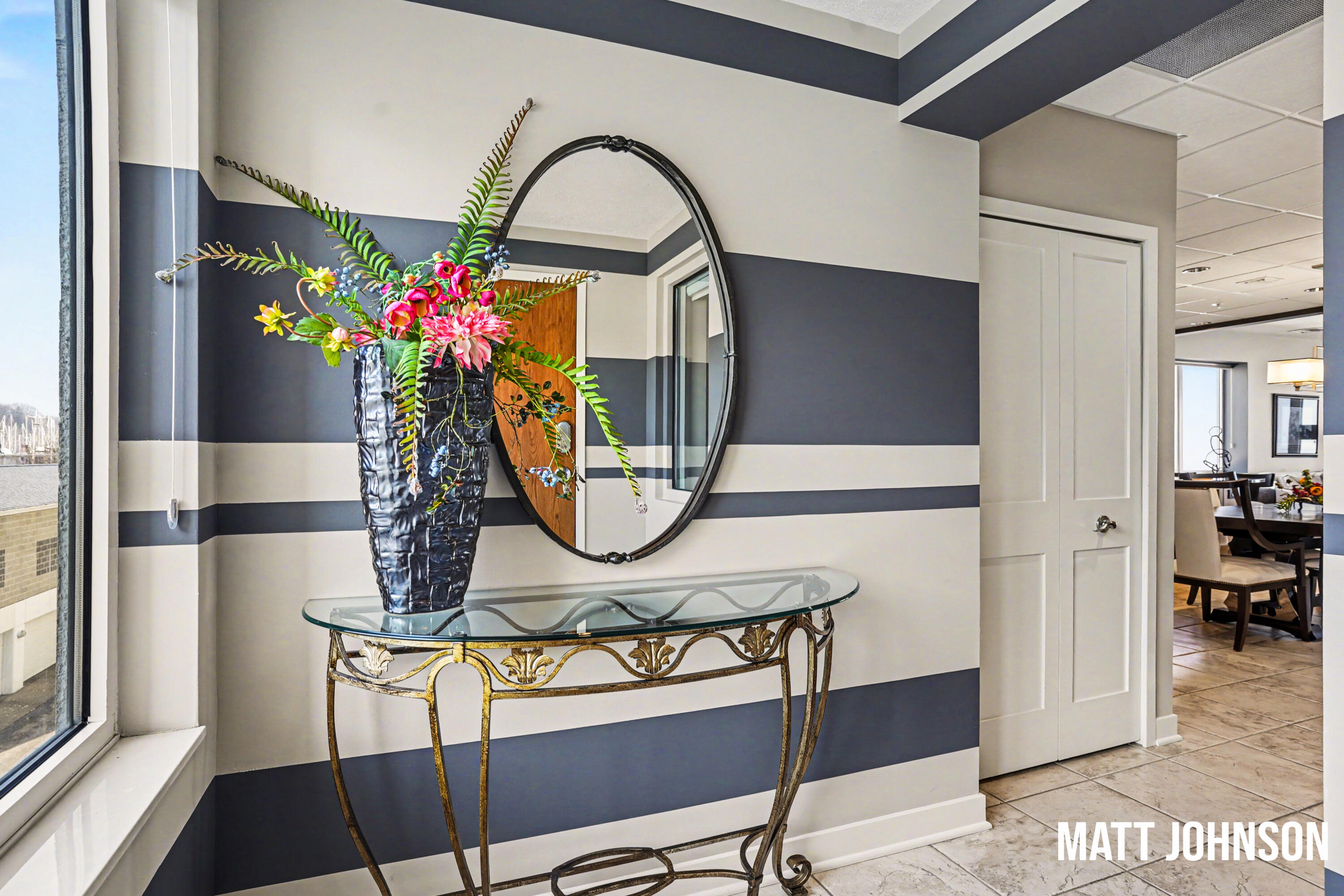 2964 Lakeshore Drive E 204