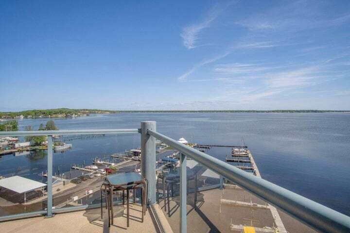 2964 Lakeshore Drive E 204