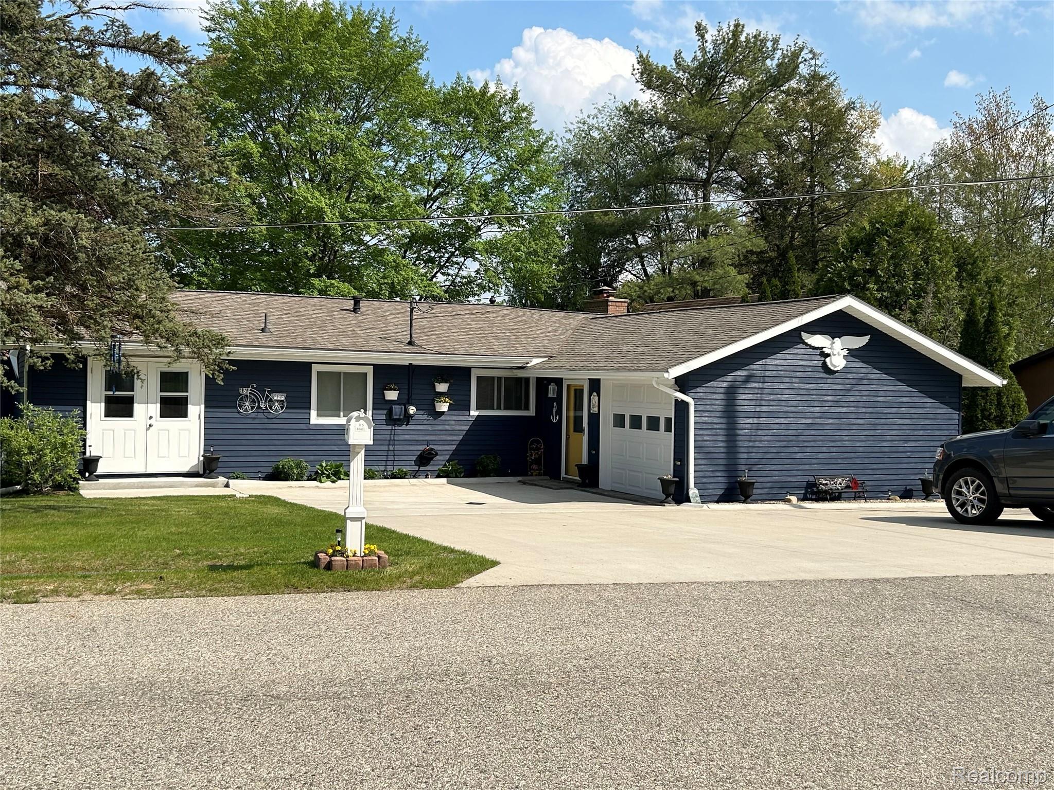3301 W Huckleberry Trail