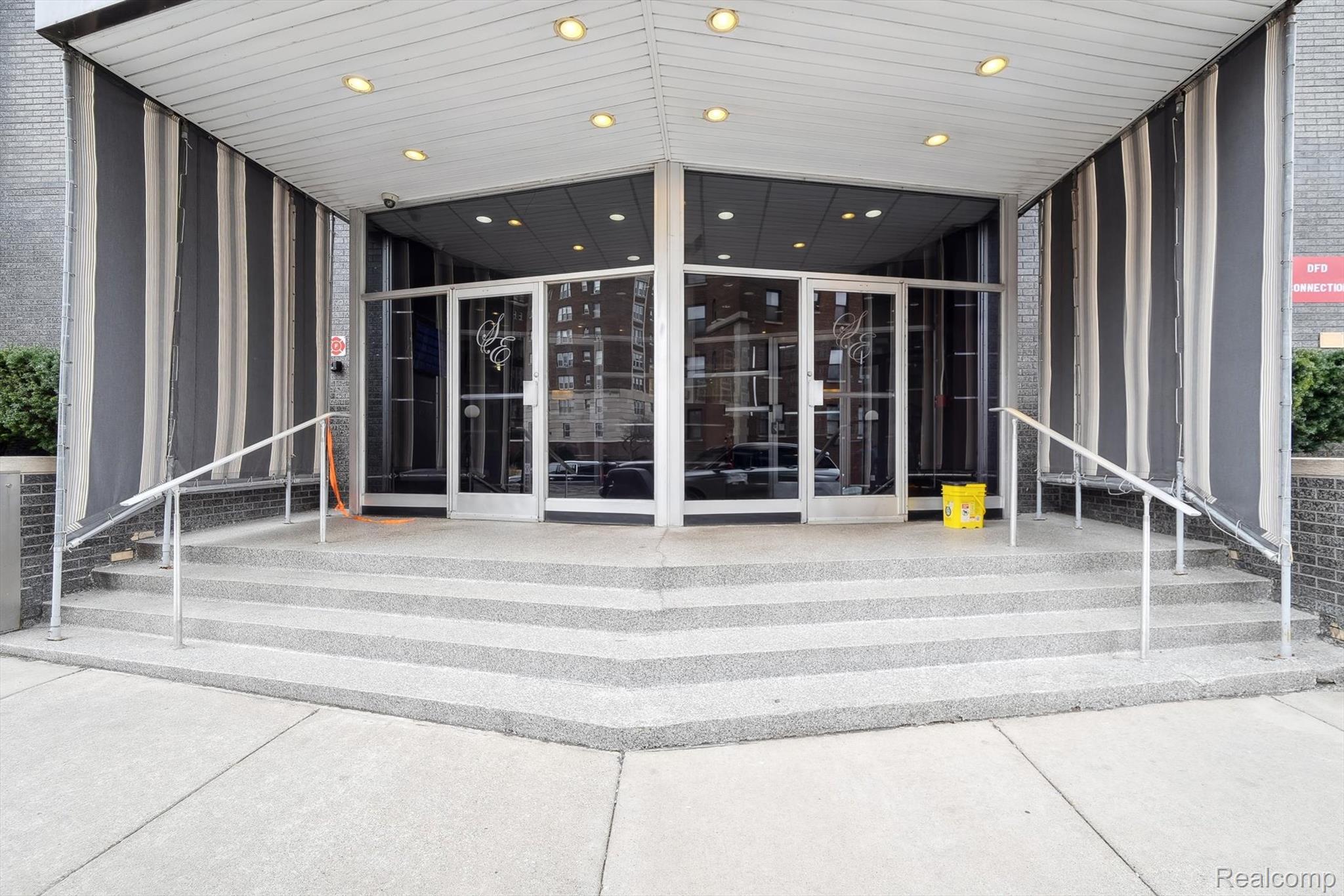 8200 E Jefferson #1202