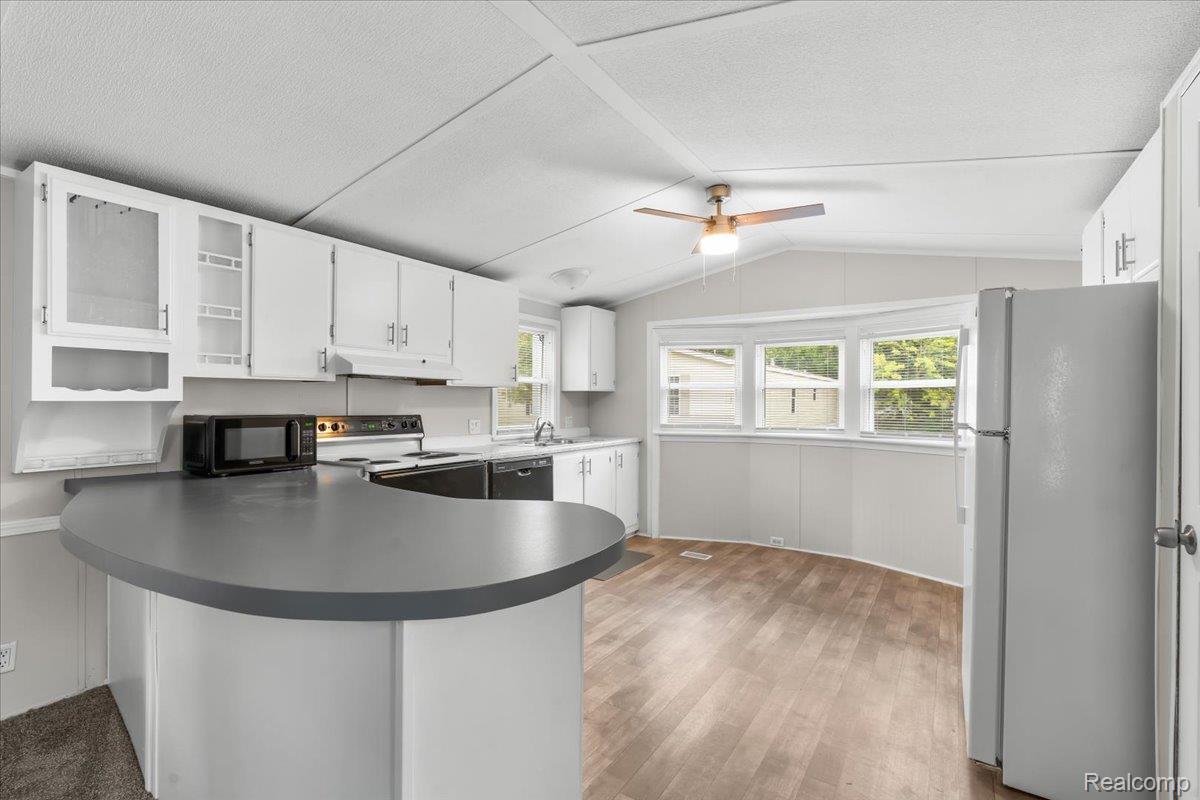 Oxford Village, Michigan 48371, United States, 2 Bedrooms Bedrooms, ,2 BathroomsBathrooms,Residential,Active,174346