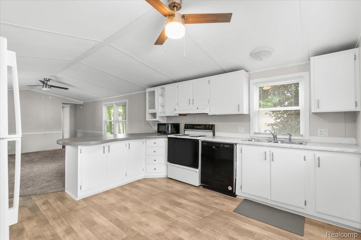 Oxford Village, Michigan 48371, United States, 2 Bedrooms Bedrooms, ,2 BathroomsBathrooms,Residential,Active,174346