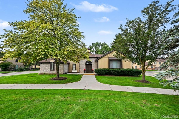 41615 BEDFORD DR, CANTON, MI 48187 - Image 8f334532465b76b8d21e9cee57585bf3/1287439573