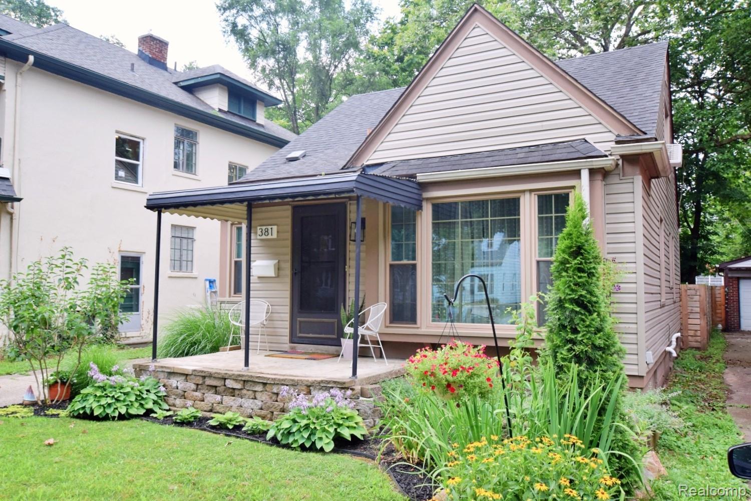 381 W Chesterfield Street