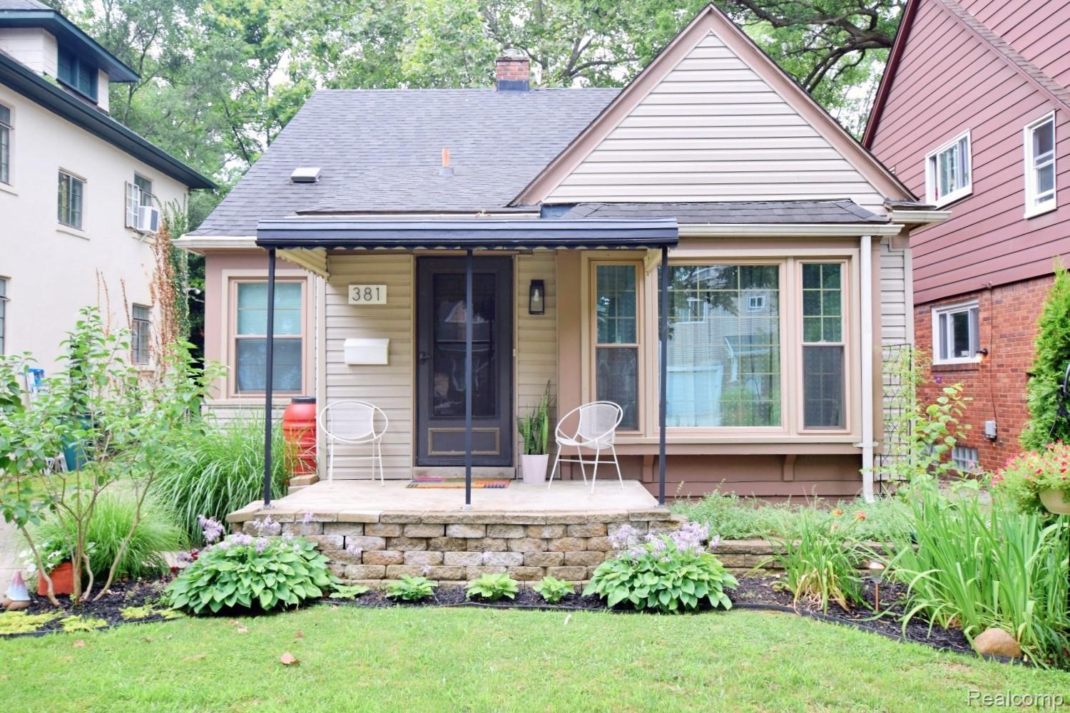 381 W Chesterfield Street