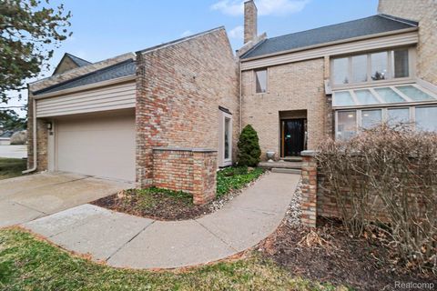 5080 Mirror Lake Court West Bloomfield Charter Township MI 48323