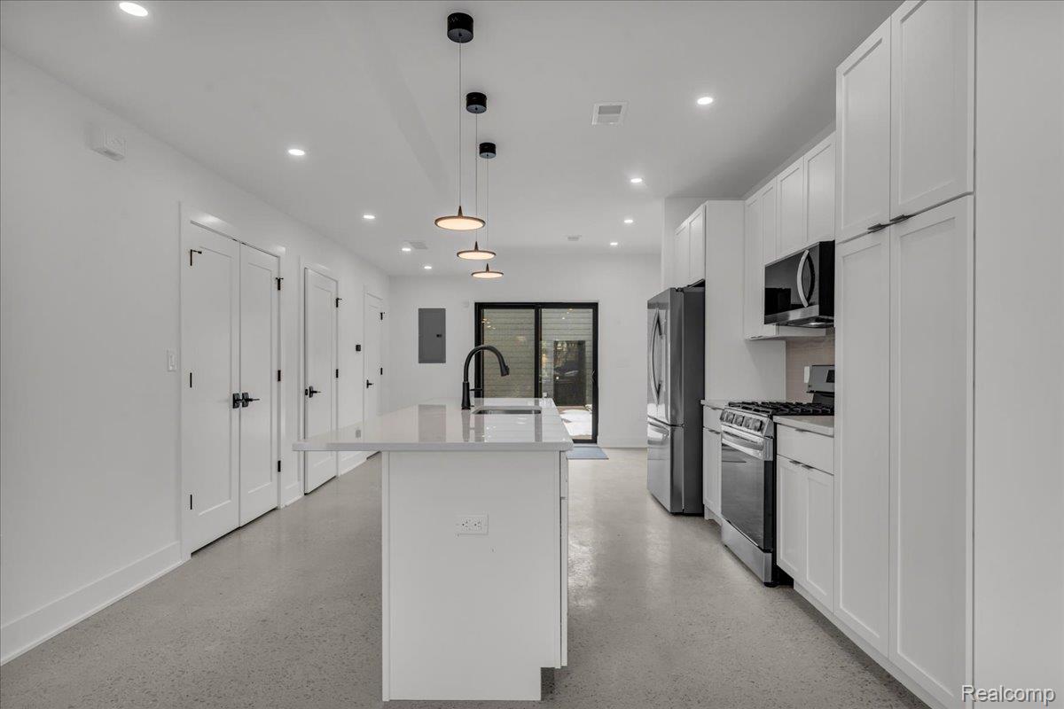 Detroit, Michigan 48206, United States, 2 Bedrooms Bedrooms, ,3 BathroomsBathrooms,Residential,Active,254393