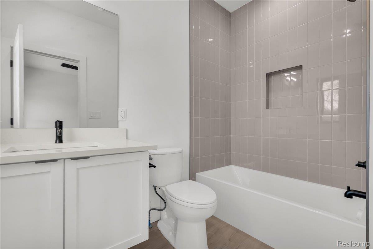 Detroit, Michigan 48206, United States, 2 Bedrooms Bedrooms, ,3 BathroomsBathrooms,Residential,Active,254393