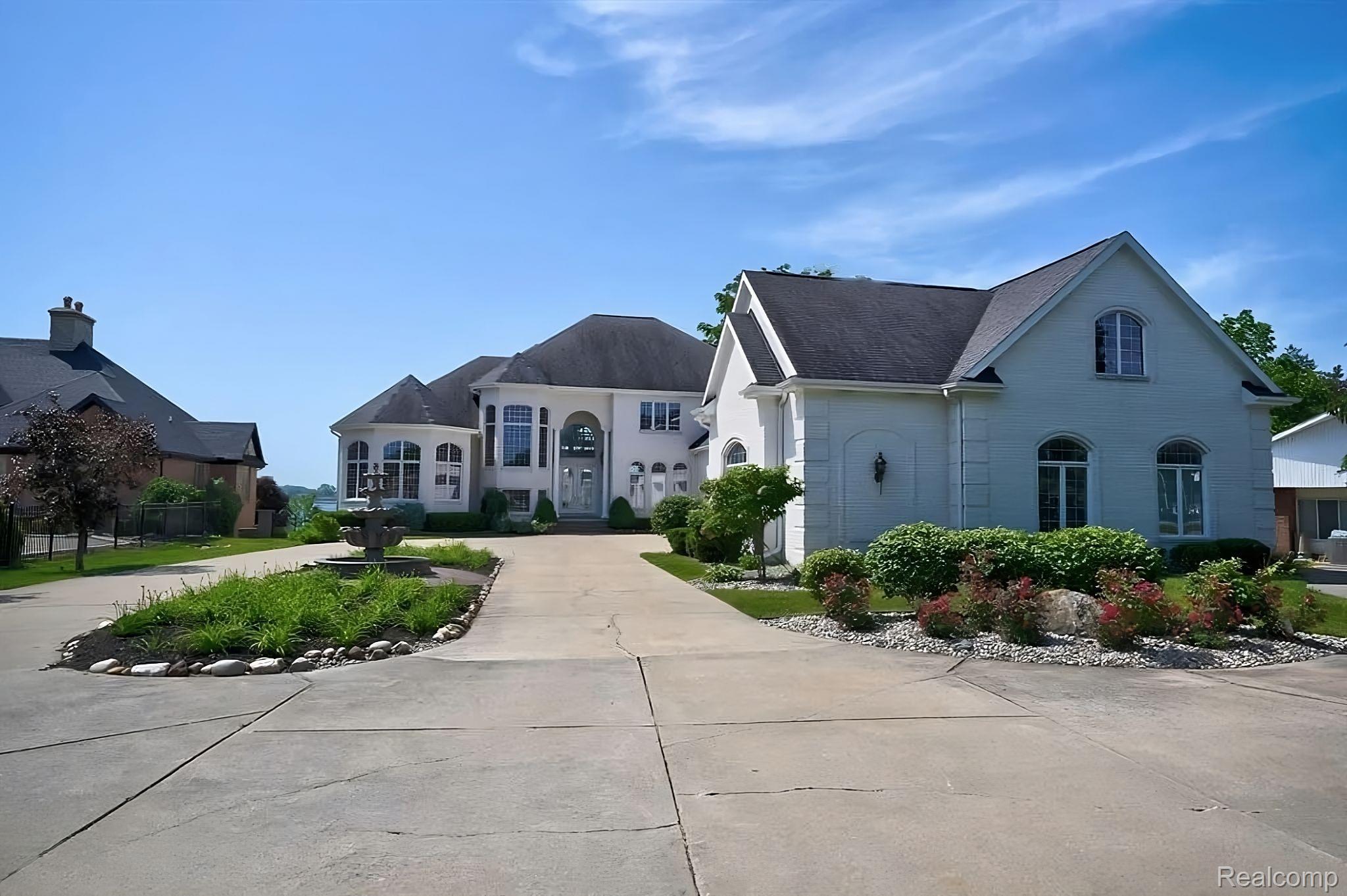 2571 N LONG LAKE Road