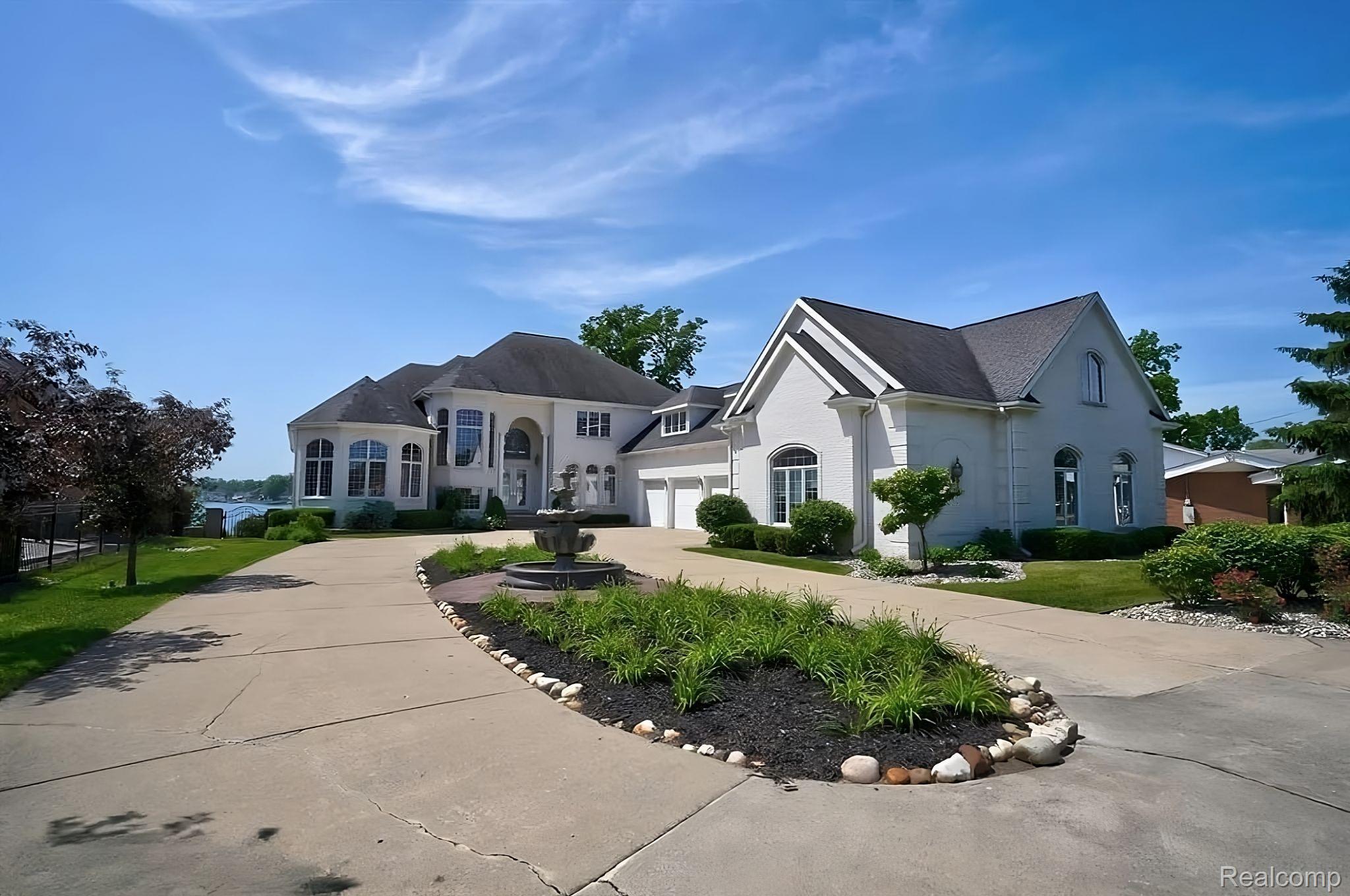 2571 N LONG LAKE Road