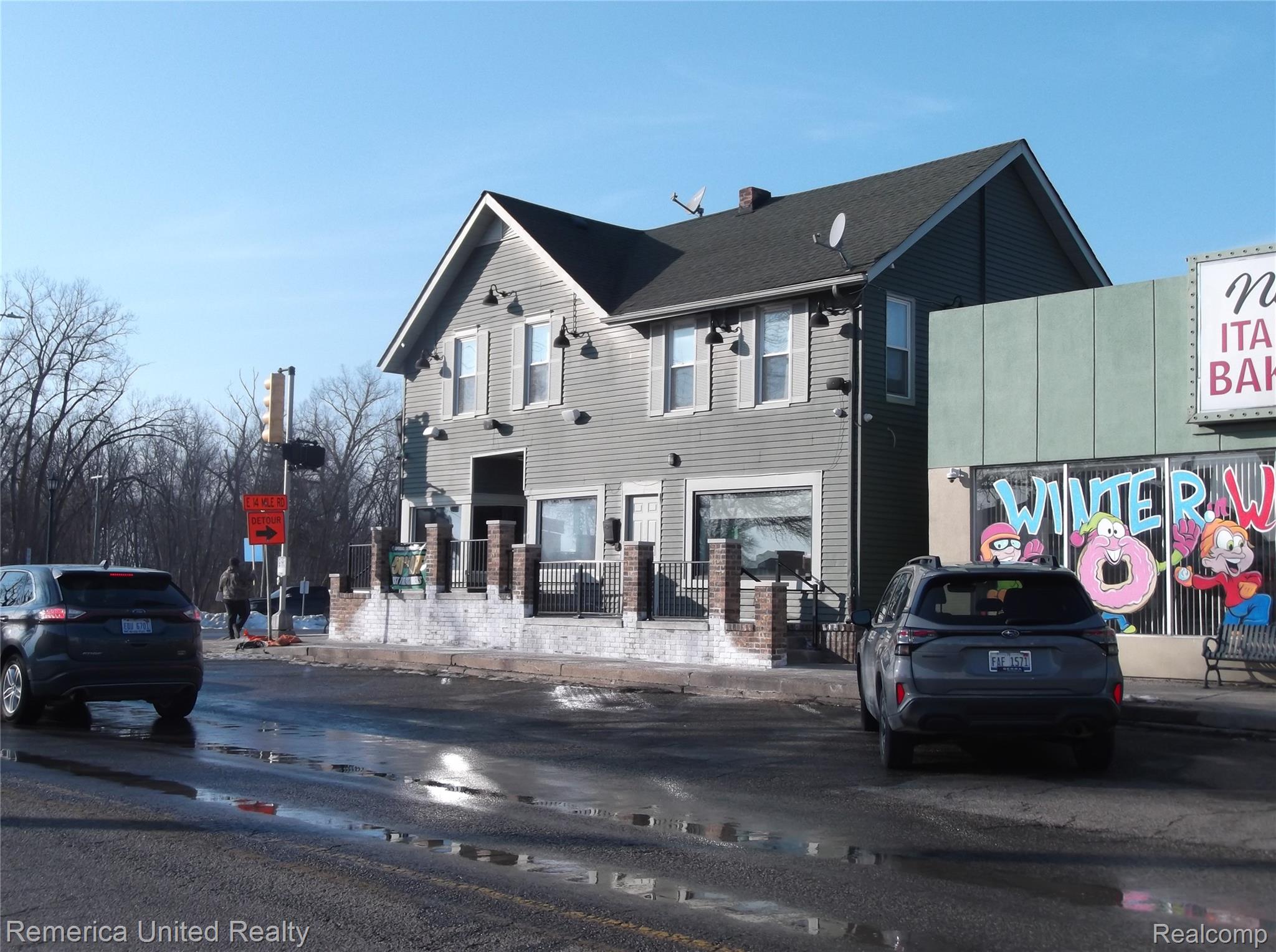 121 E WALLED LAKE Drive