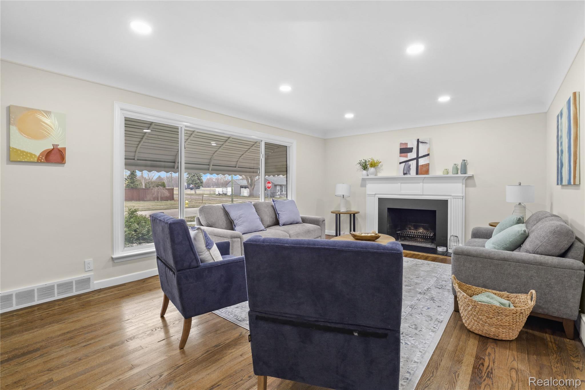 23592 Buckingham Street