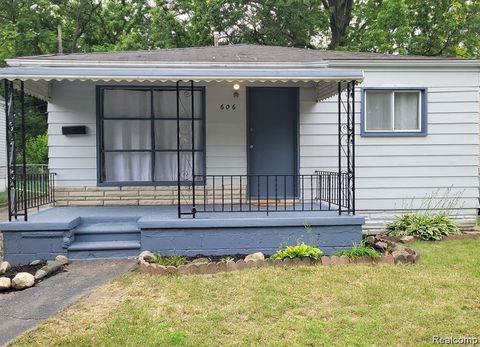 Photo of 606 E MILTON Avenue, Hazel Park City, MI 48030 (MLS # 20251051696)