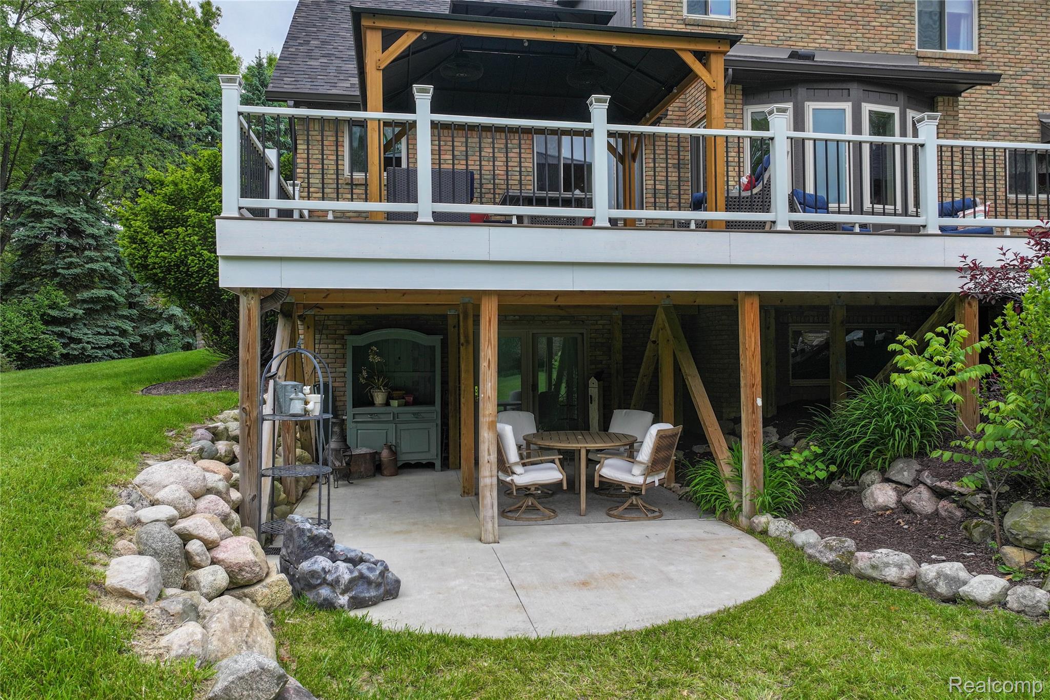 490 Rolling Oaks Drive