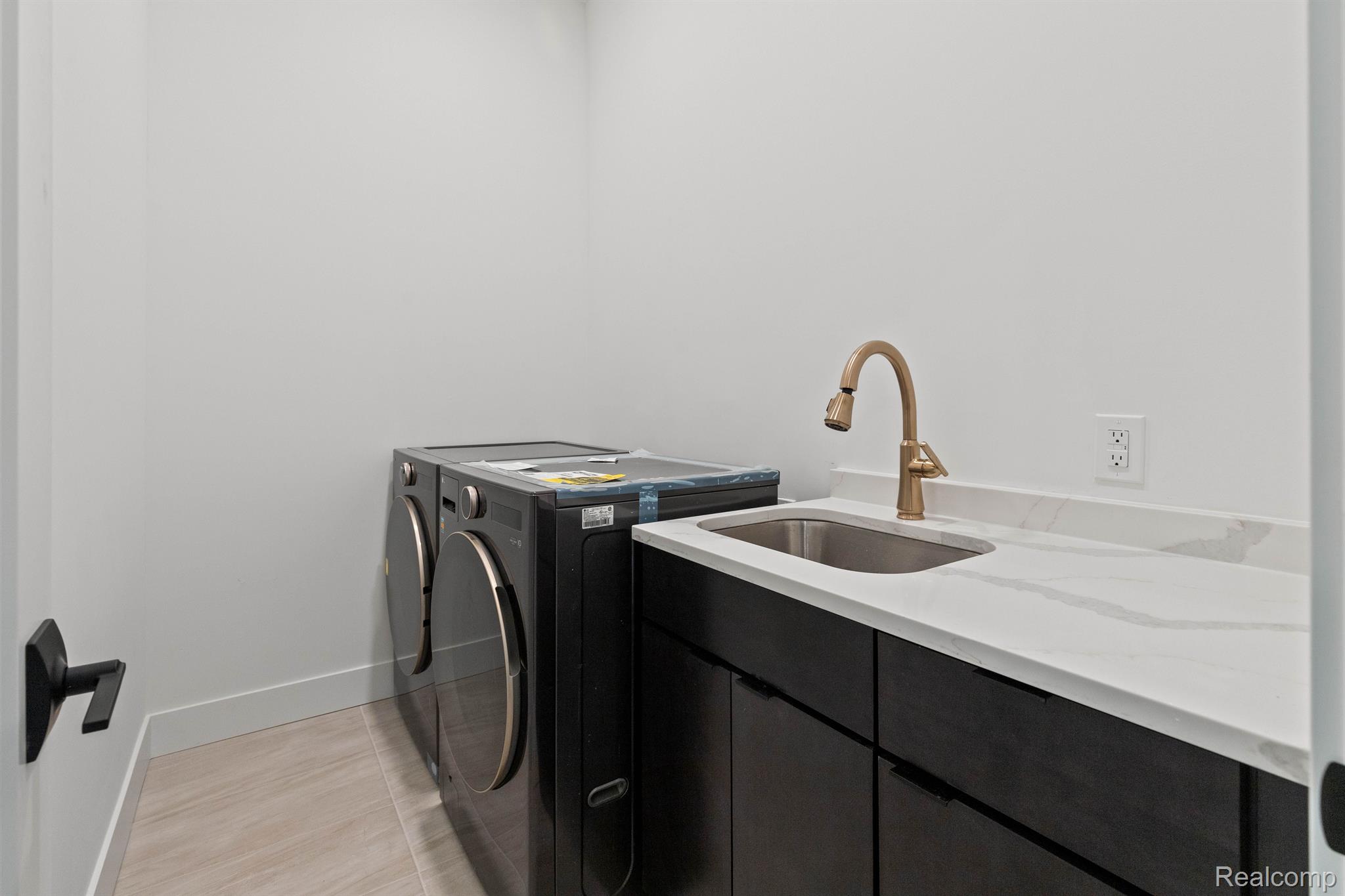 Detroit City, Michigan 48208, United States, 3 Bedrooms Bedrooms, ,3 BathroomsBathrooms,Residential,Active,131838