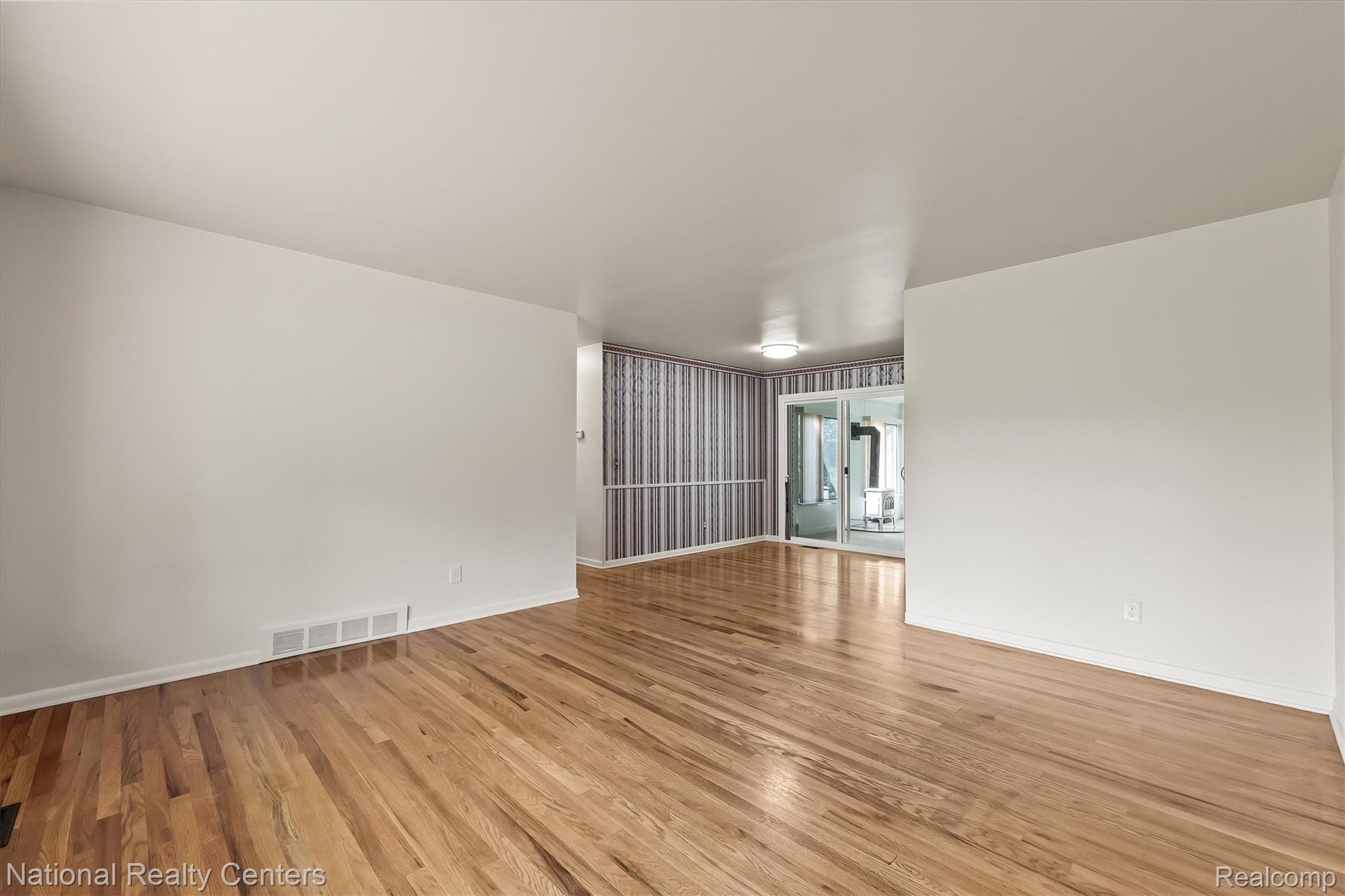 2082 Kingswood Drive
