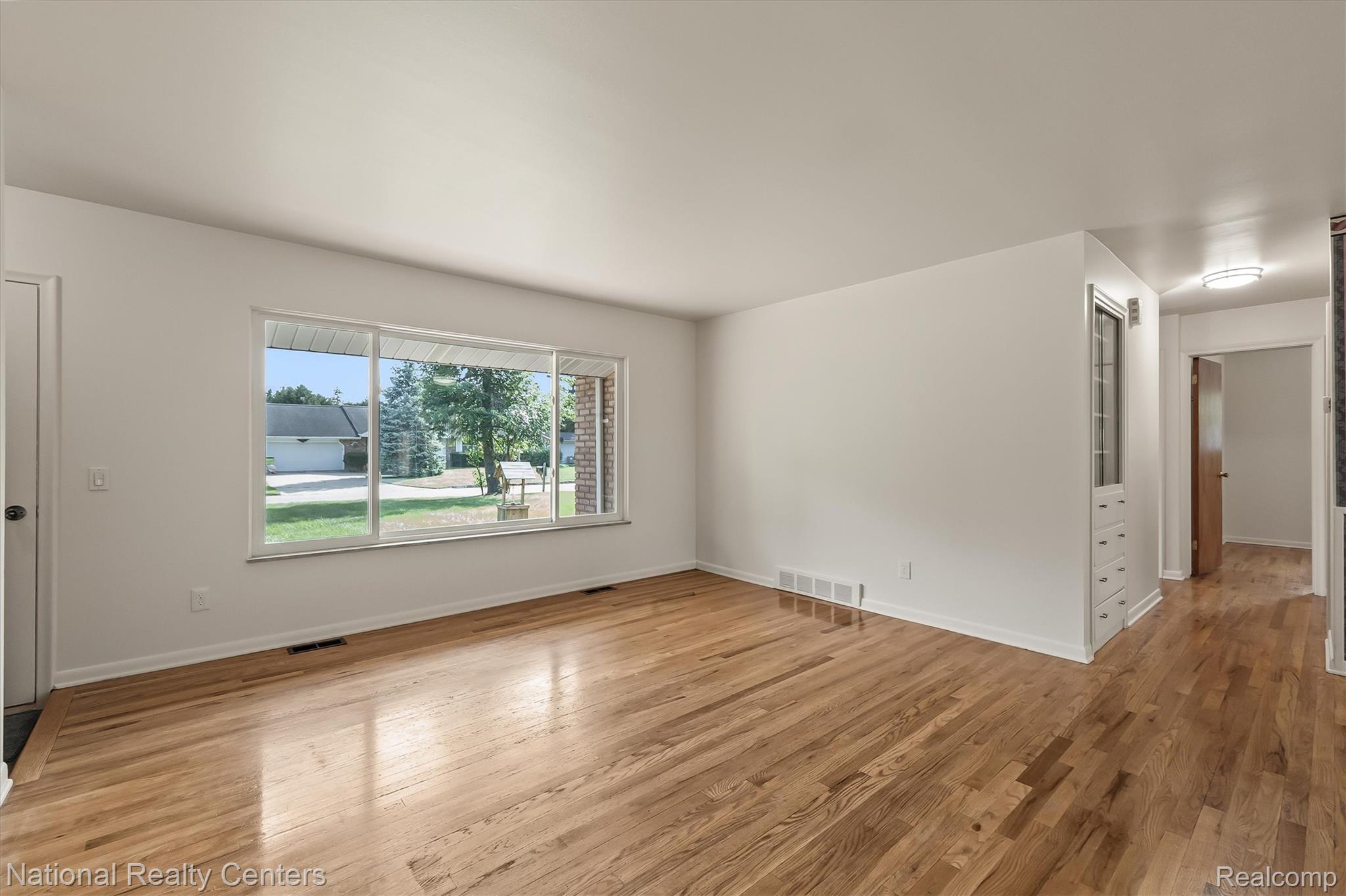 2082 Kingswood Drive