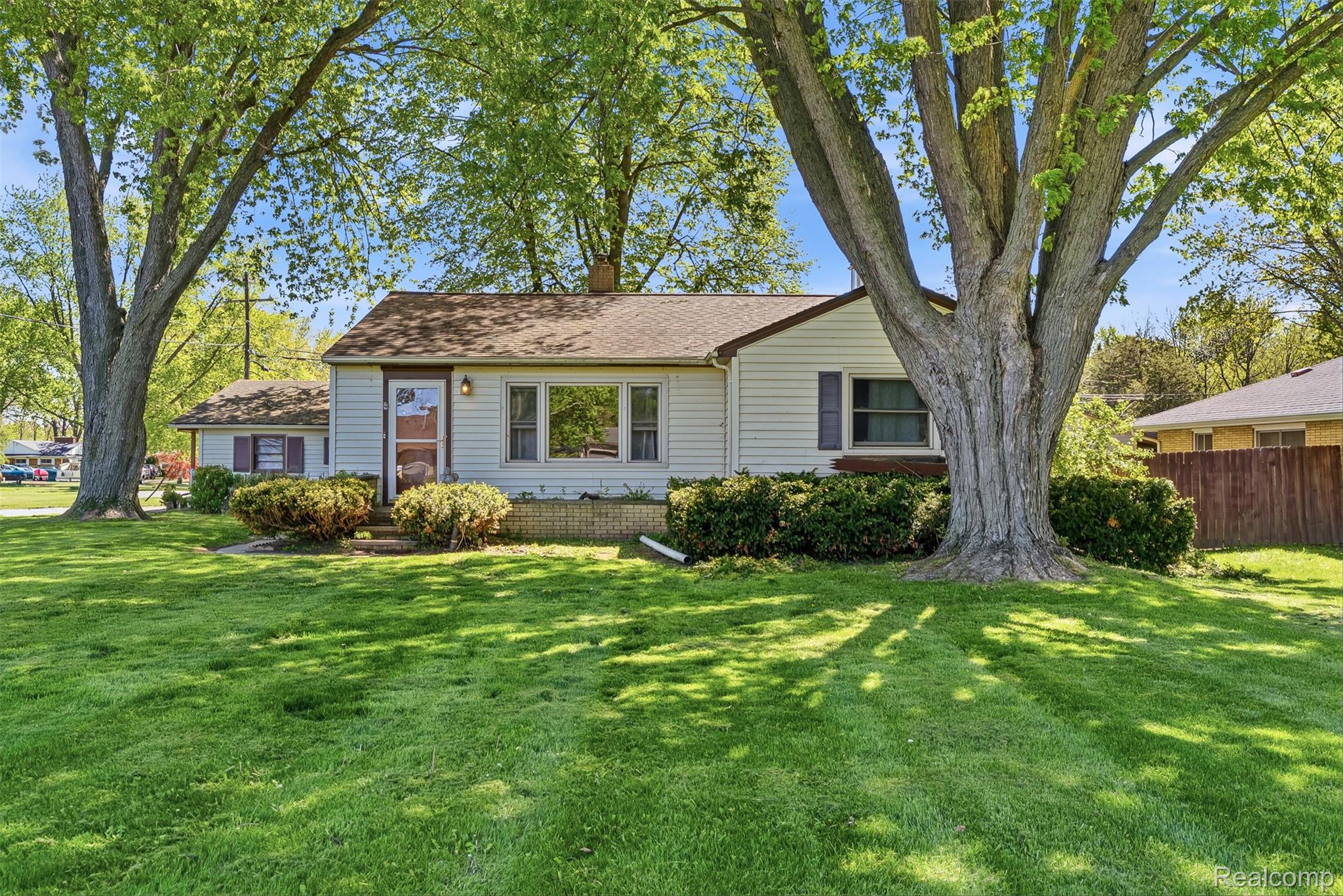 7230 N Center Road