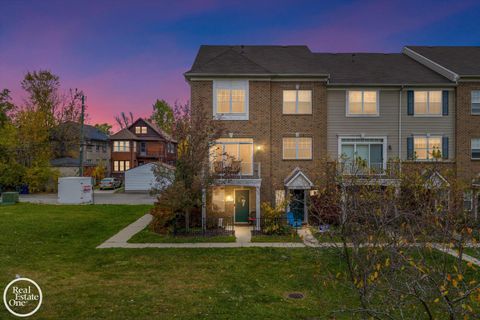 1048 Lakepointe Street Grosse Pointe Park City MI 48230