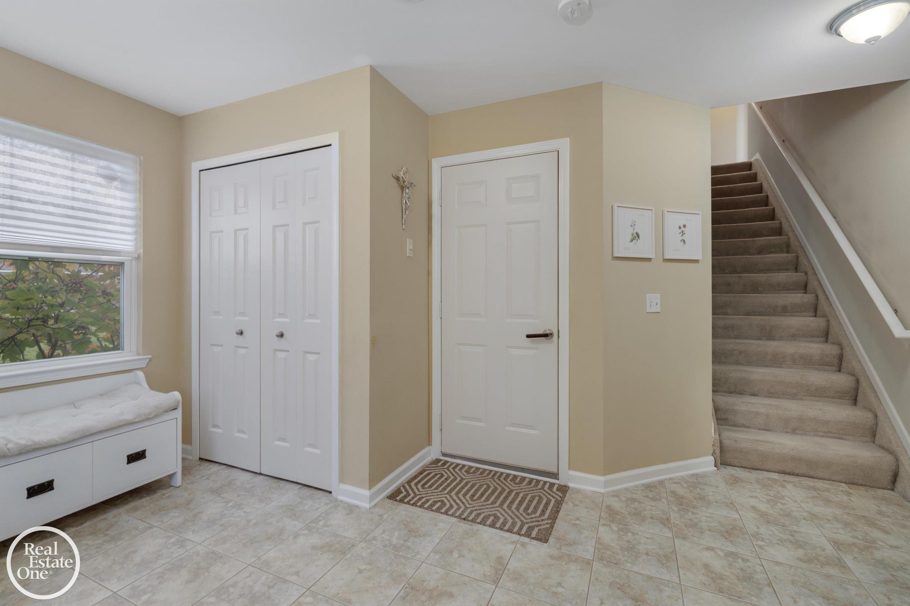 1048 Lakepointe Street