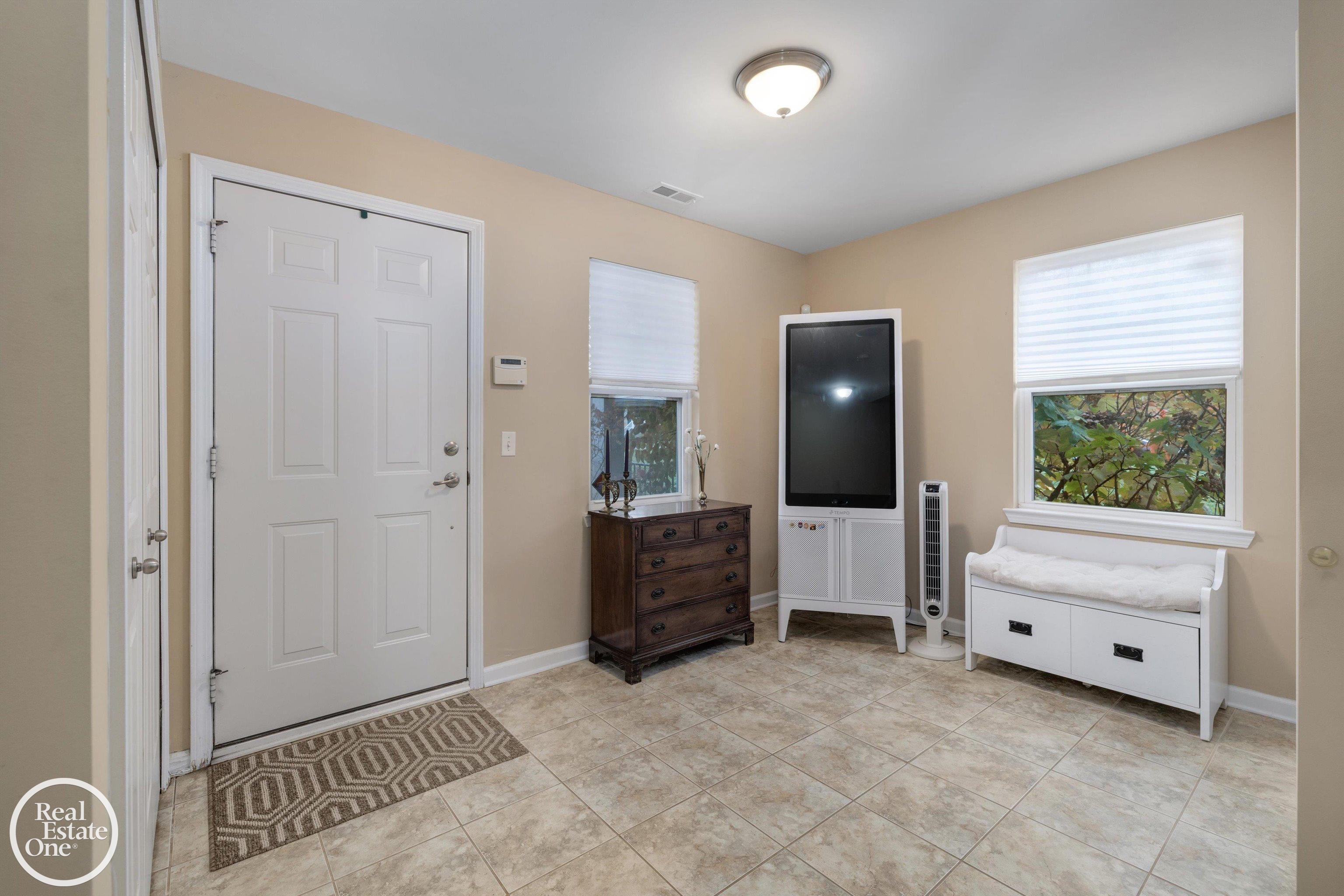 1048 Lakepointe Street