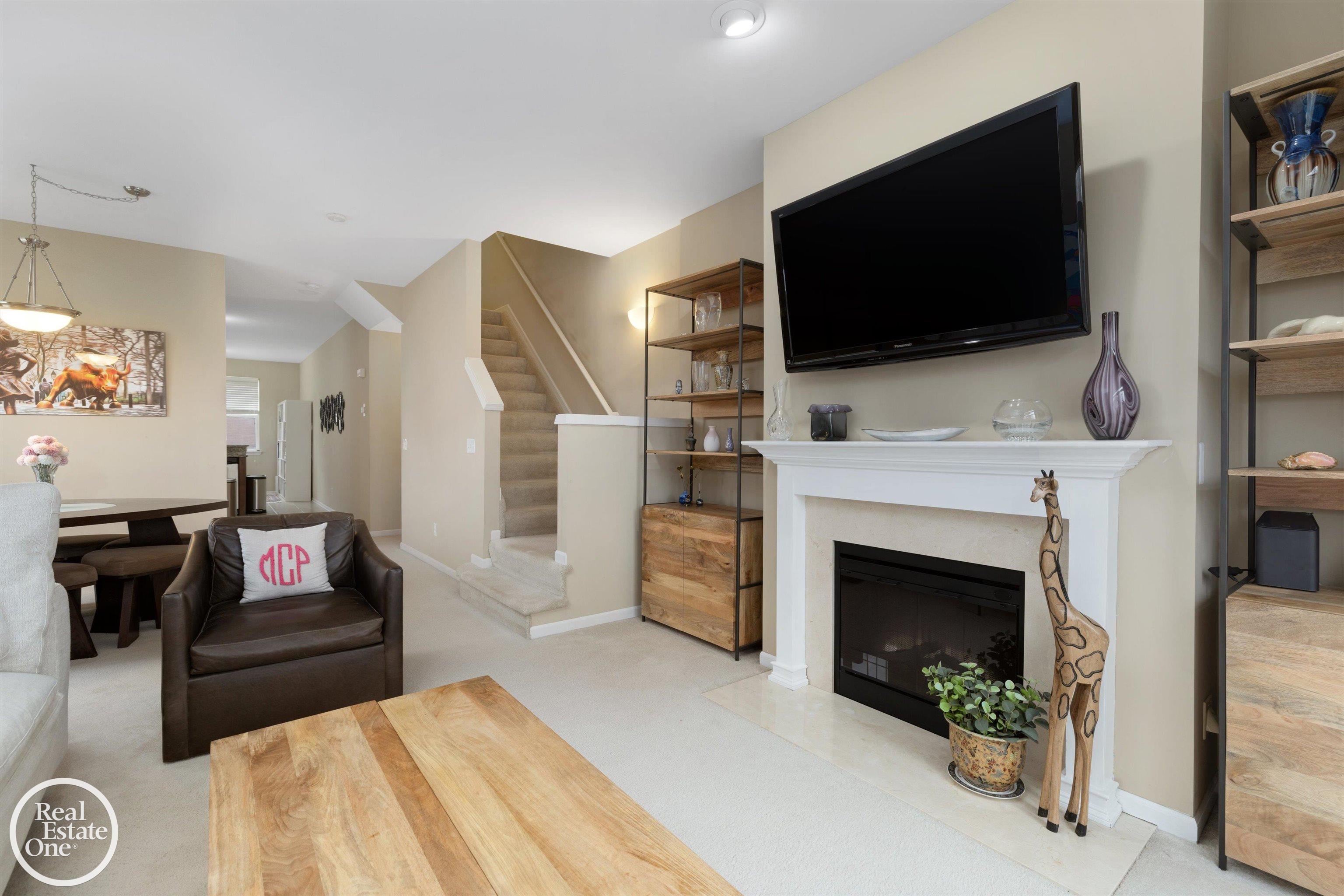 1048 Lakepointe Street