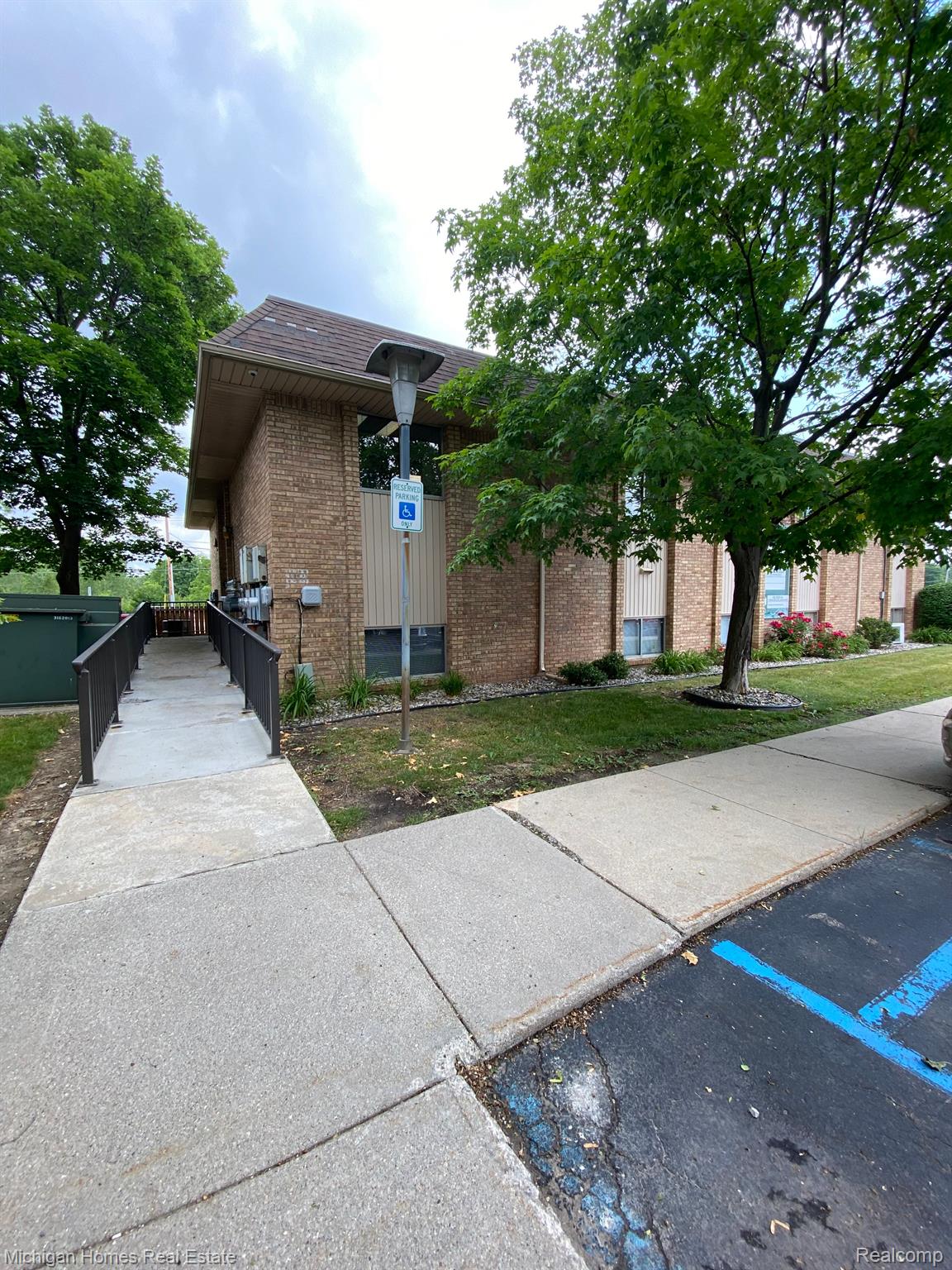 2290 E HILL Road 201